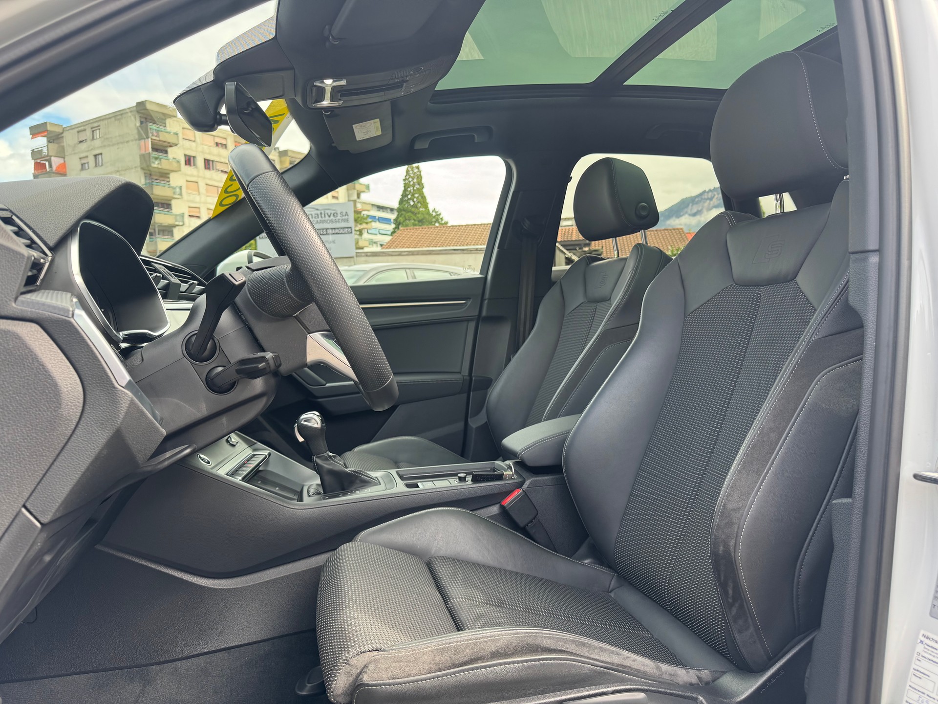 AUDI Q3 35 TDI S line quattro S-tronic-image-11