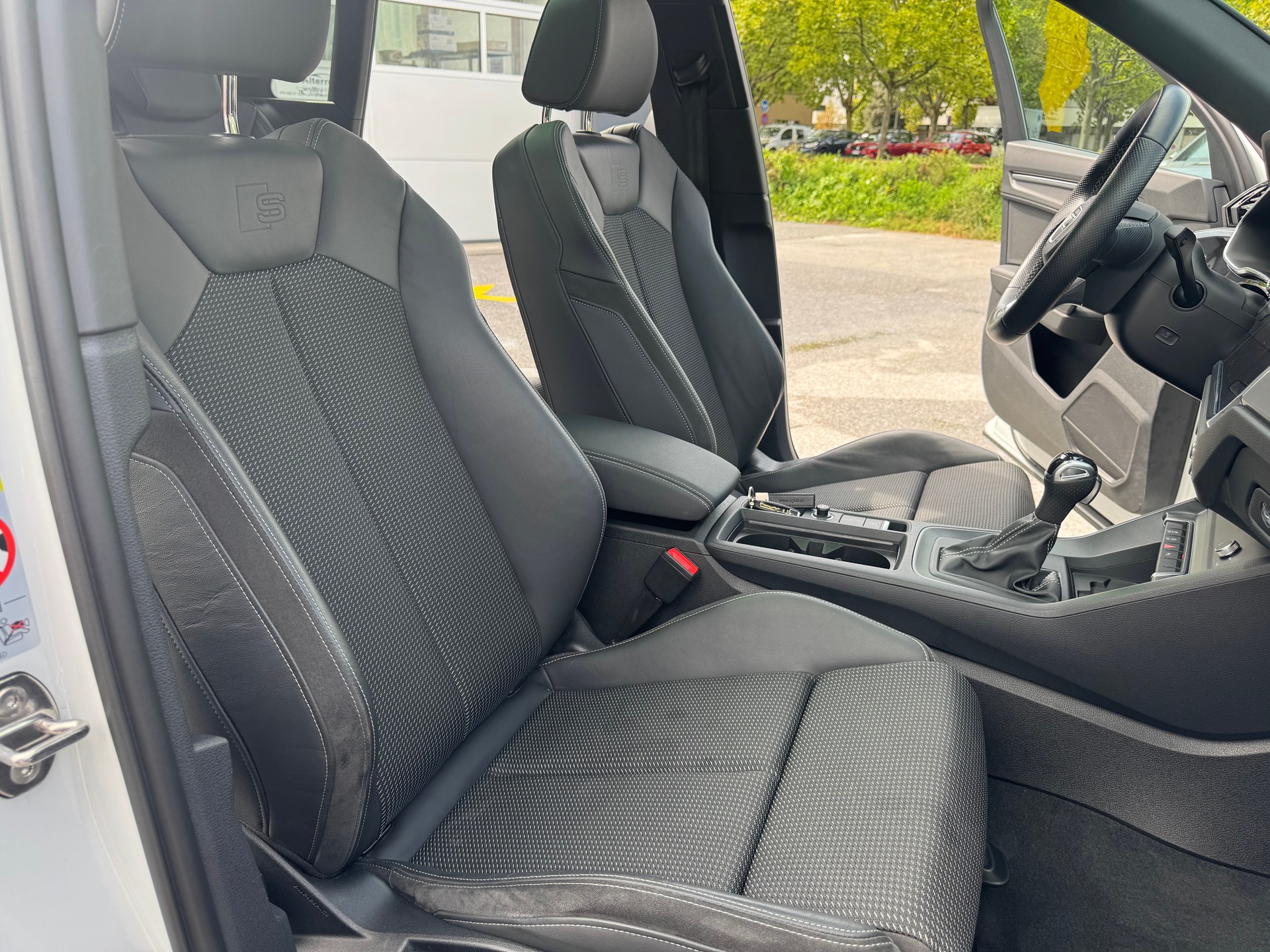 AUDI Q3 35 TDI S line quattro S-tronic-image-15