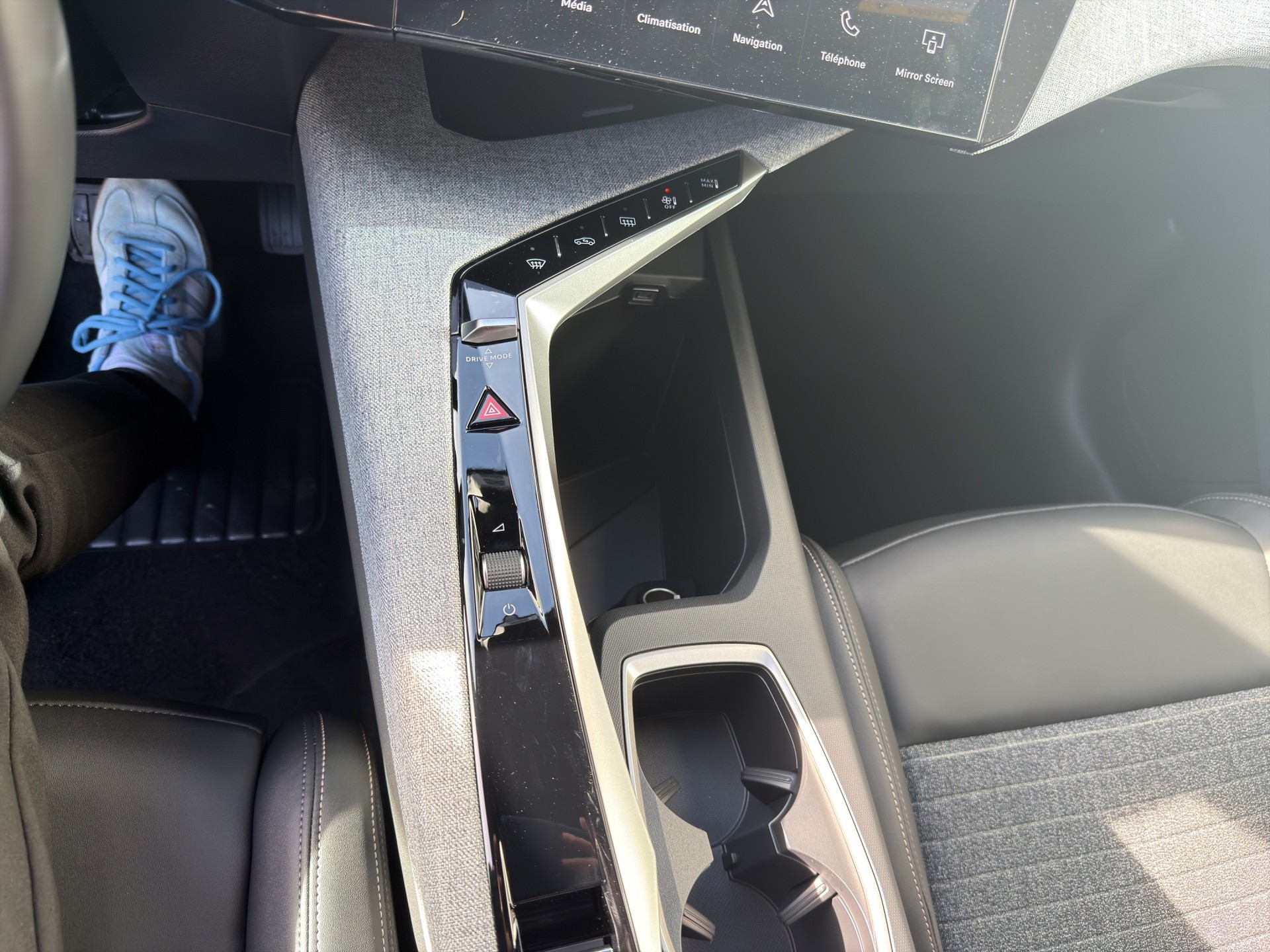 PEUGEOT 3008 1.2 MHEV Allure Premium-image-10