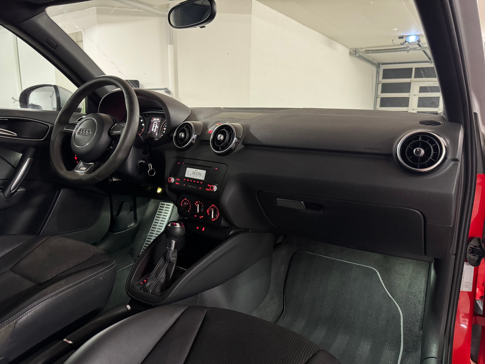 AUDI A1 1.4 TFSI S-Line S-tronic-image-11