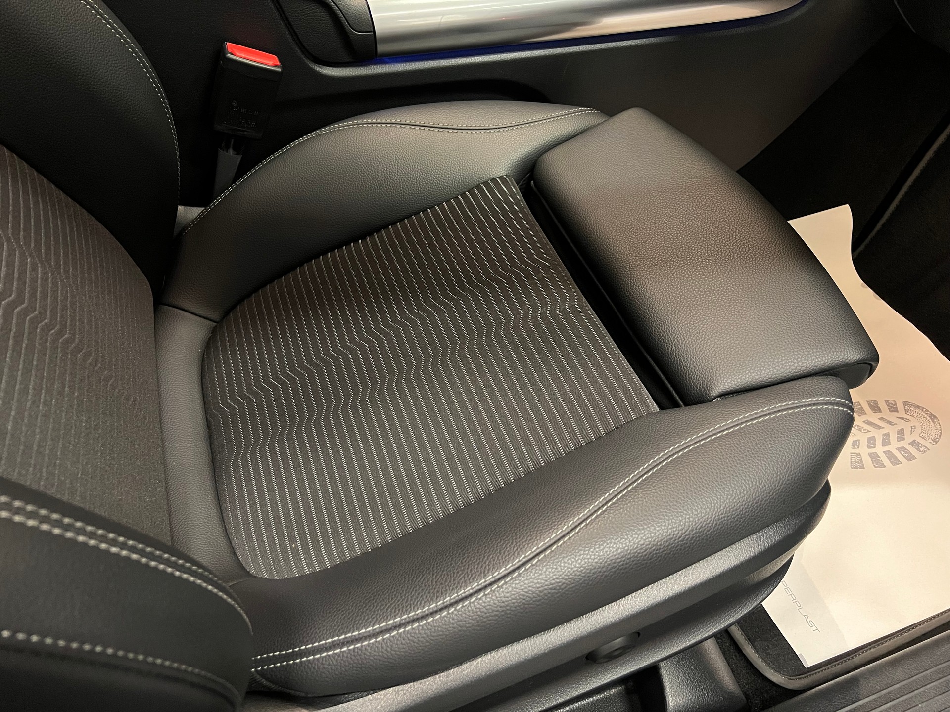 MERCEDES-BENZ GLA 220d 4Matic Progressive 8G-DCT-image-20