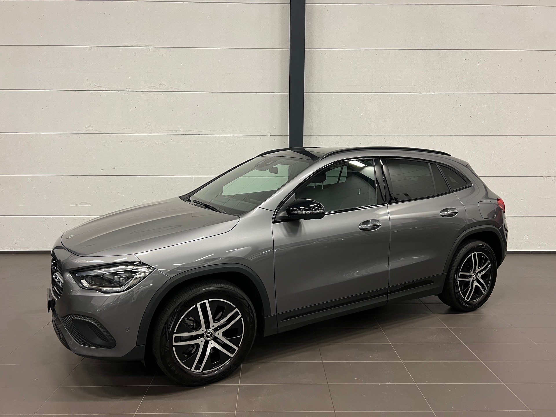 MERCEDES-BENZ GLA 220d 4Matic Progressive 8G-DCT-image-2