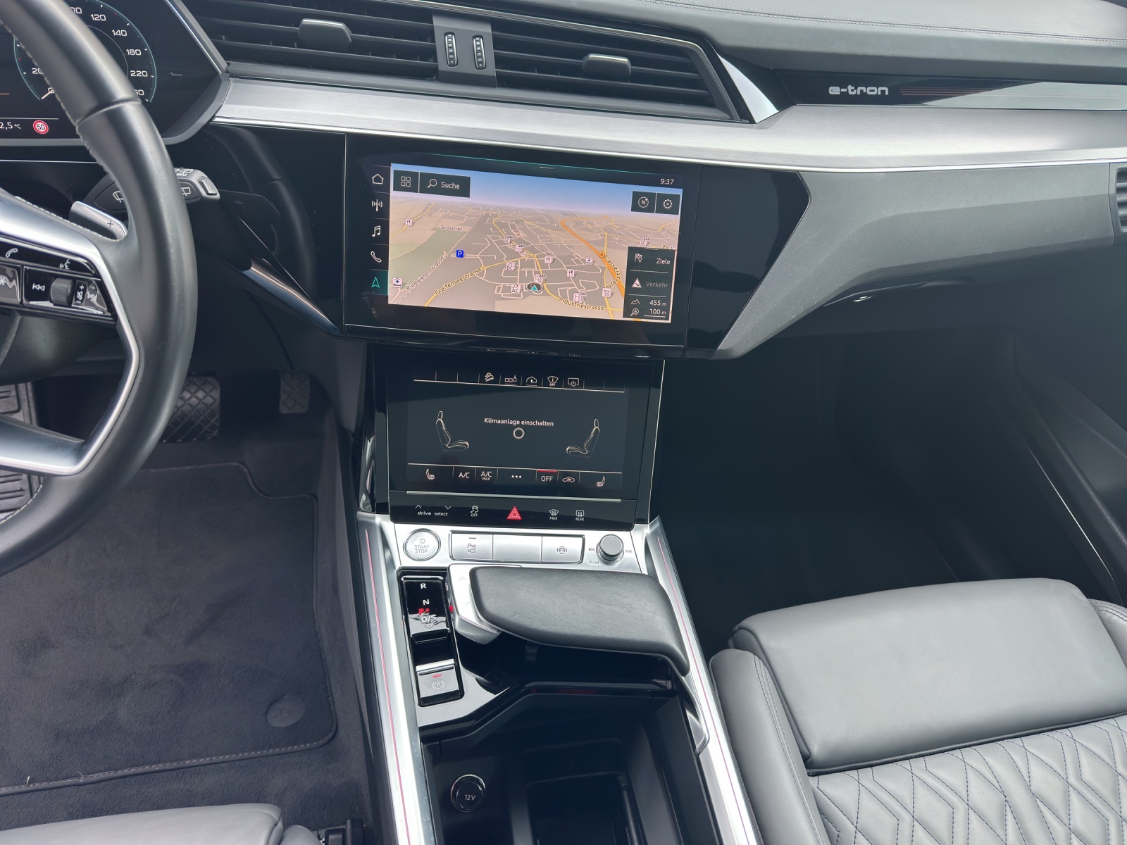AUDI e-tron 55 S Line quattro-image-11