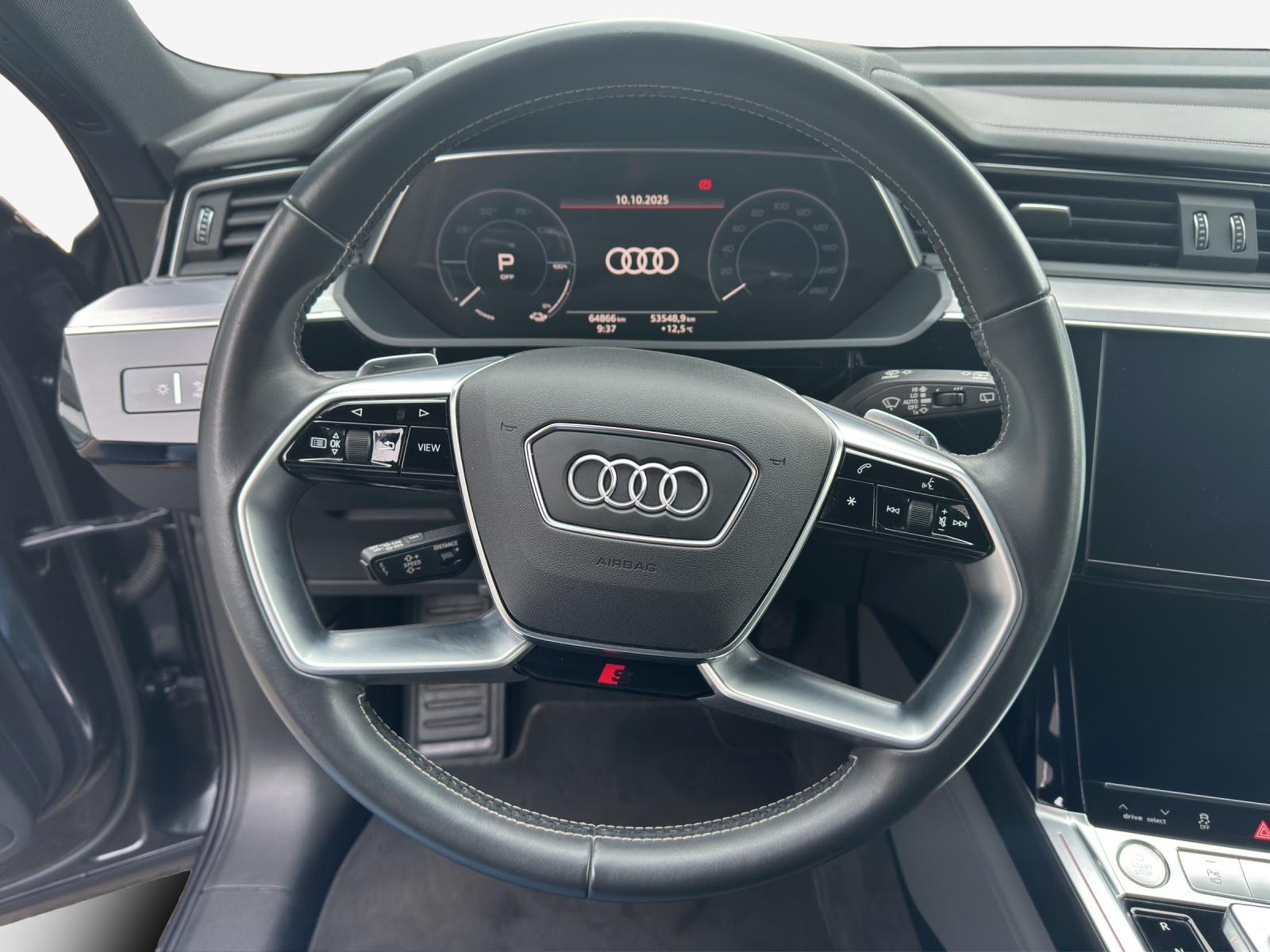 AUDI e-tron 55 S Line quattro-image-10