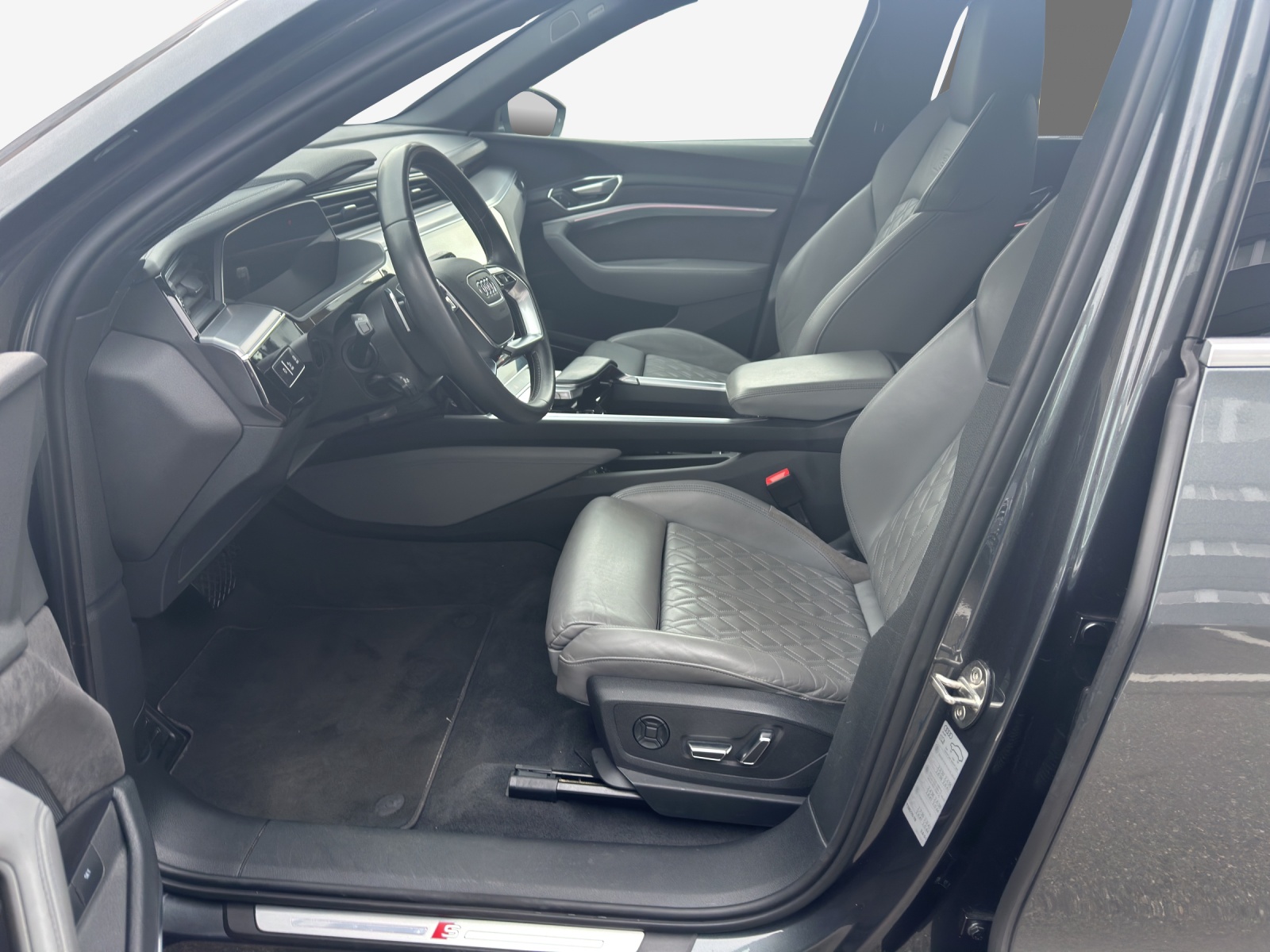 AUDI e-tron 55 S Line quattro-image-8