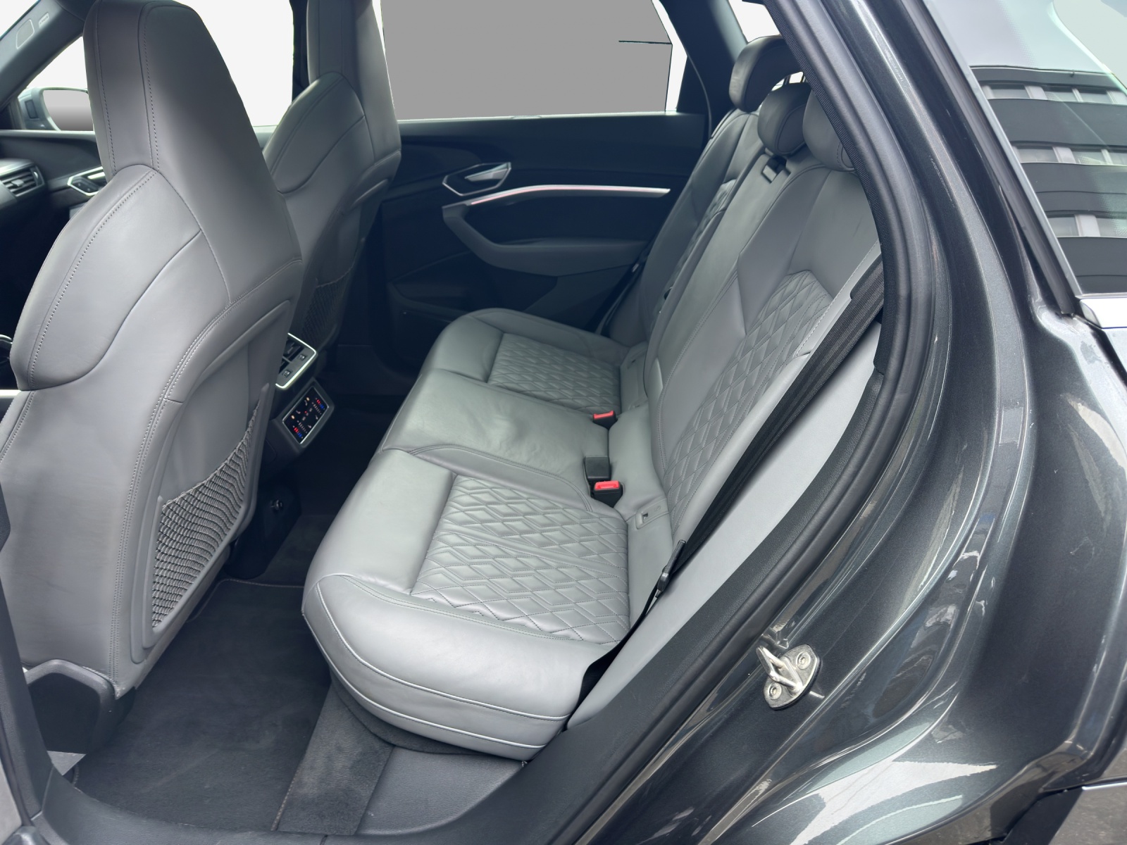 AUDI e-tron 55 S Line quattro-image-12