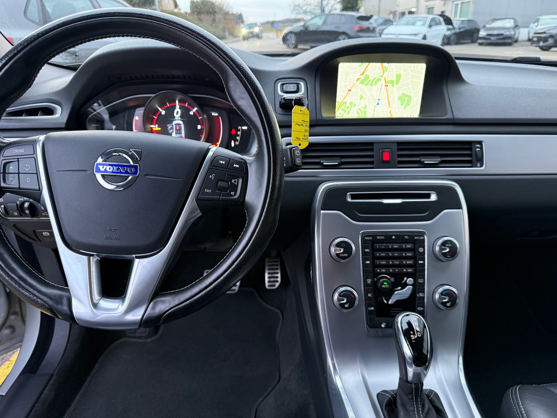 VOLVO V70 D4 Momentum Classic Edition Geartronic-image-8