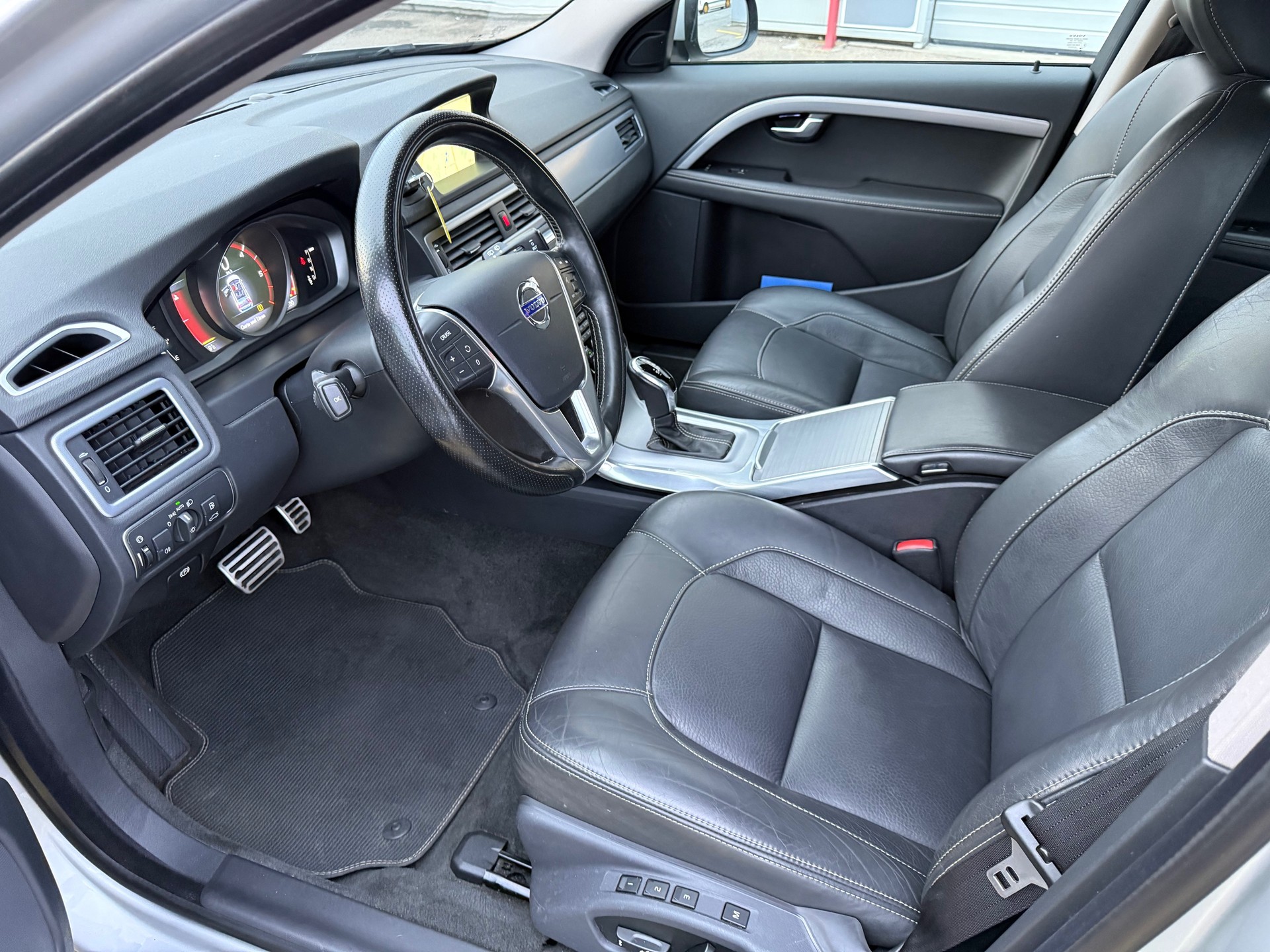 VOLVO V70 D4 Momentum Classic Edition Geartronic-image-9