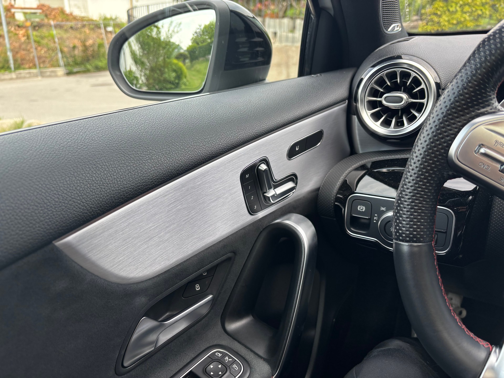 MERCEDES-BENZ A 35 AMG 4Matic Speedshift-image-4