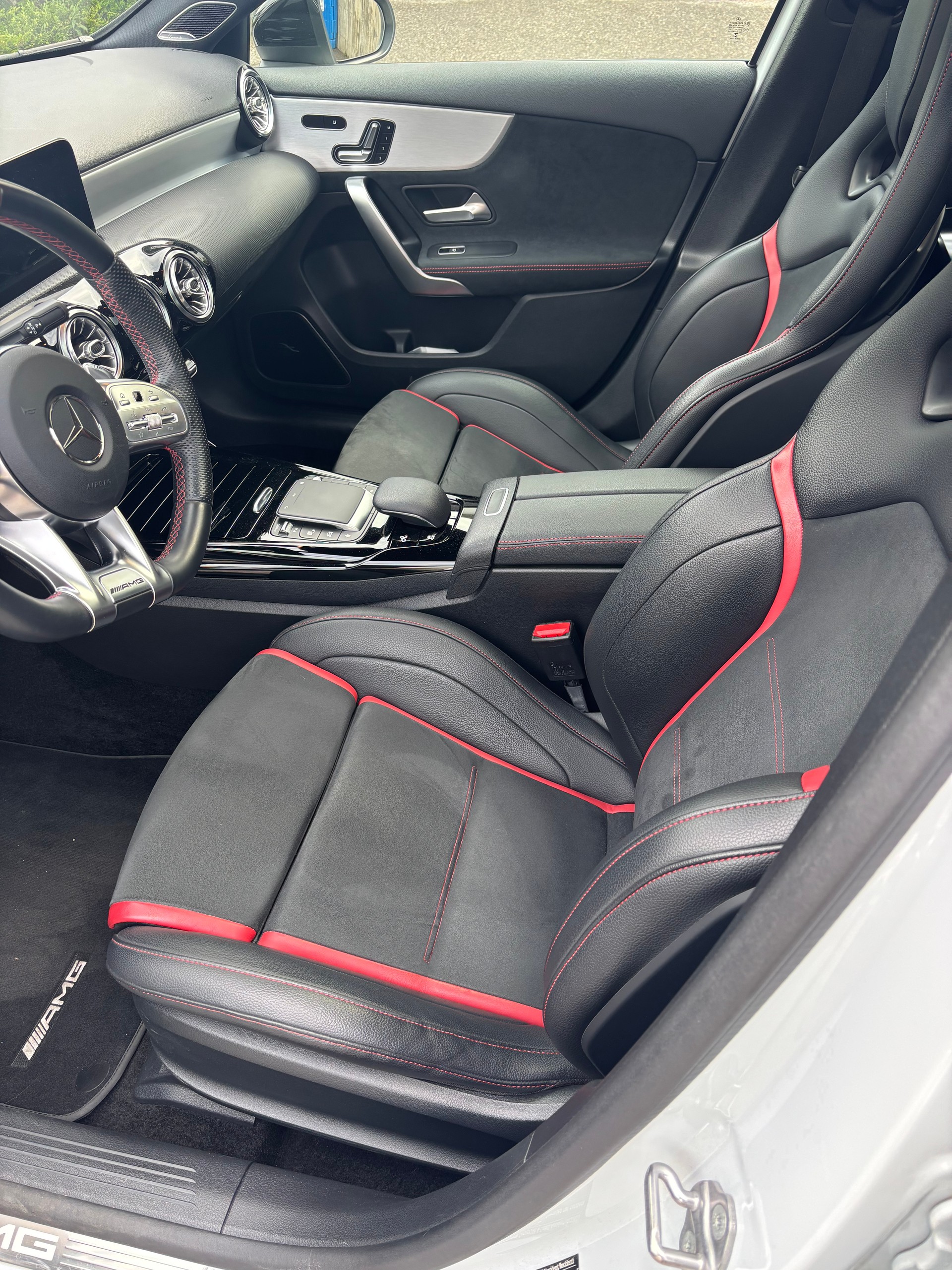 MERCEDES-BENZ A 35 AMG 4Matic Speedshift-image-2