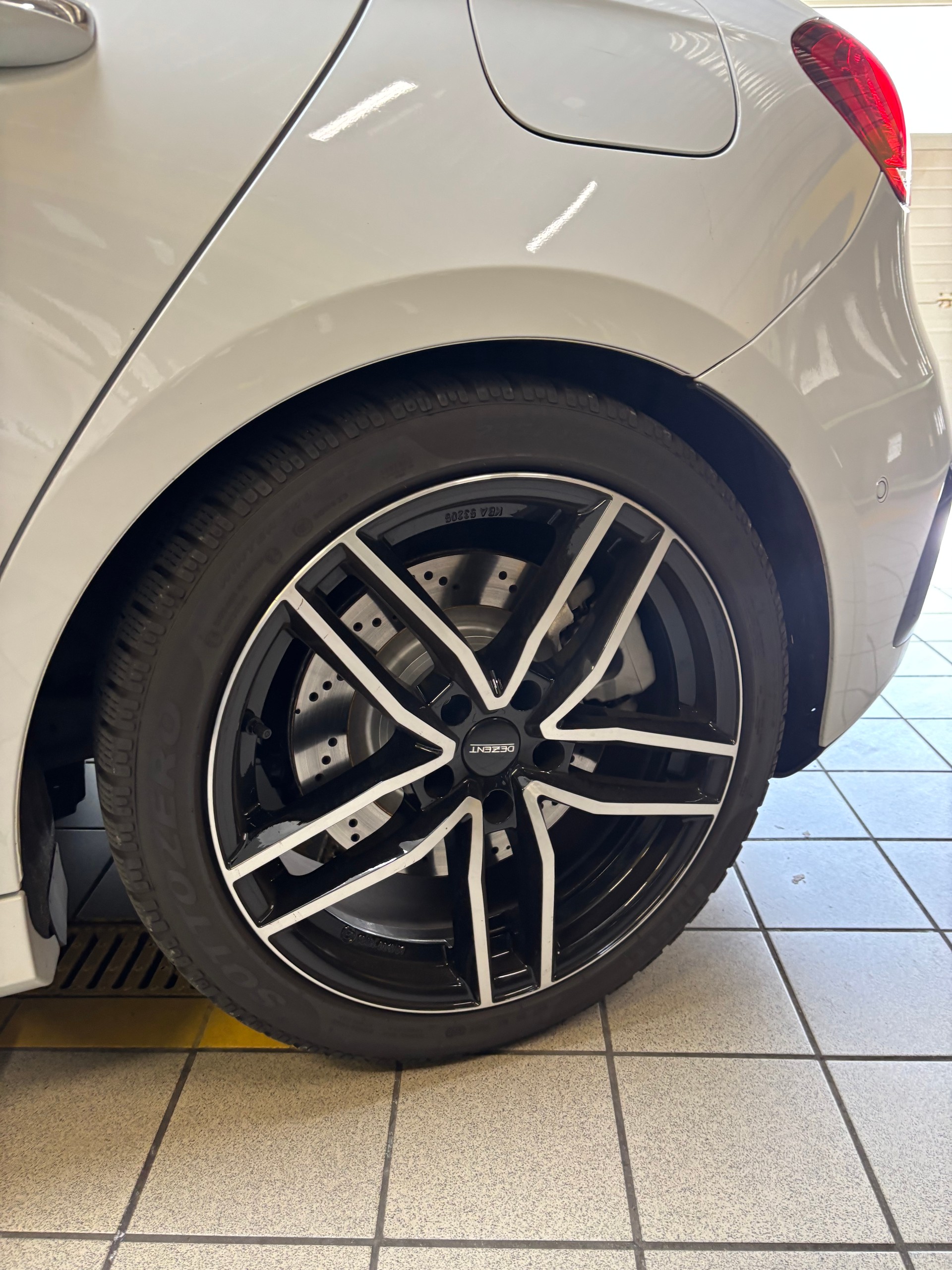 MERCEDES-BENZ A 35 AMG 4Matic Speedshift-image-6
