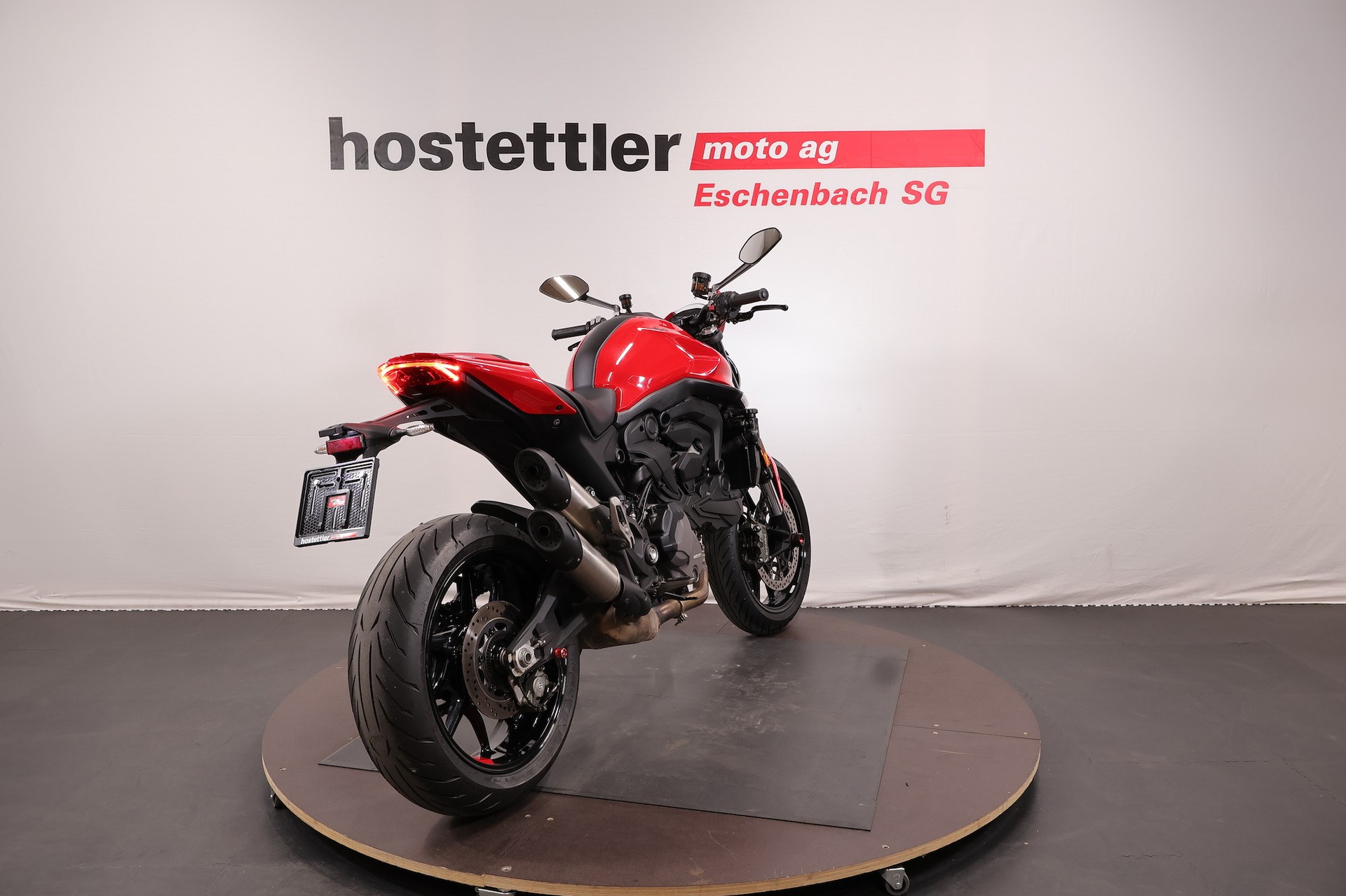 DUCATI Monster-showroom-element-2