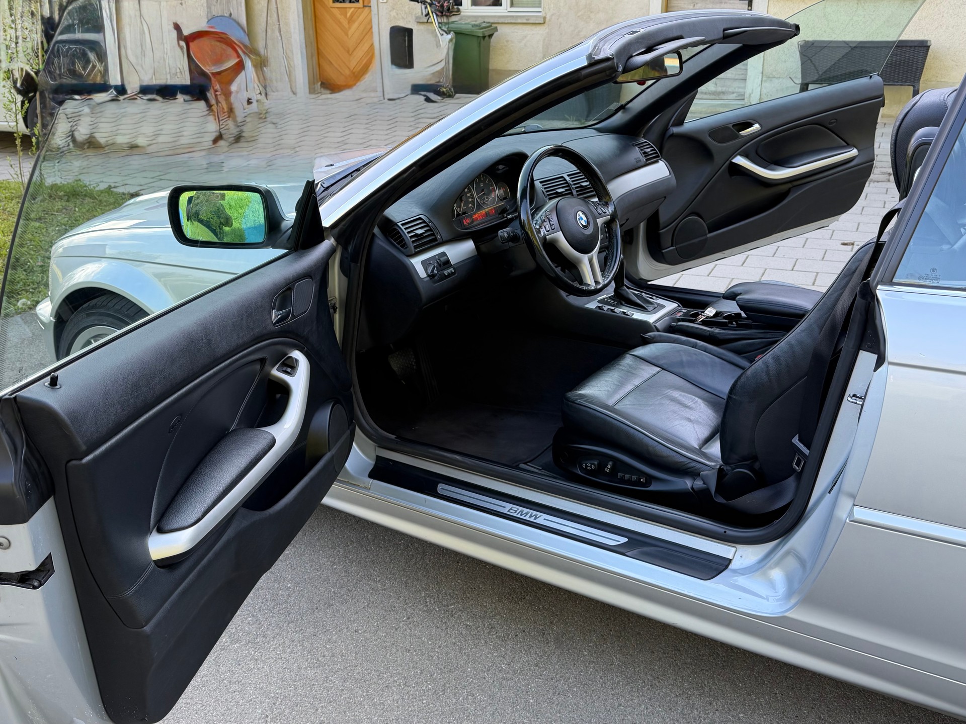 BMW 330Ci Cabriolet-image-12