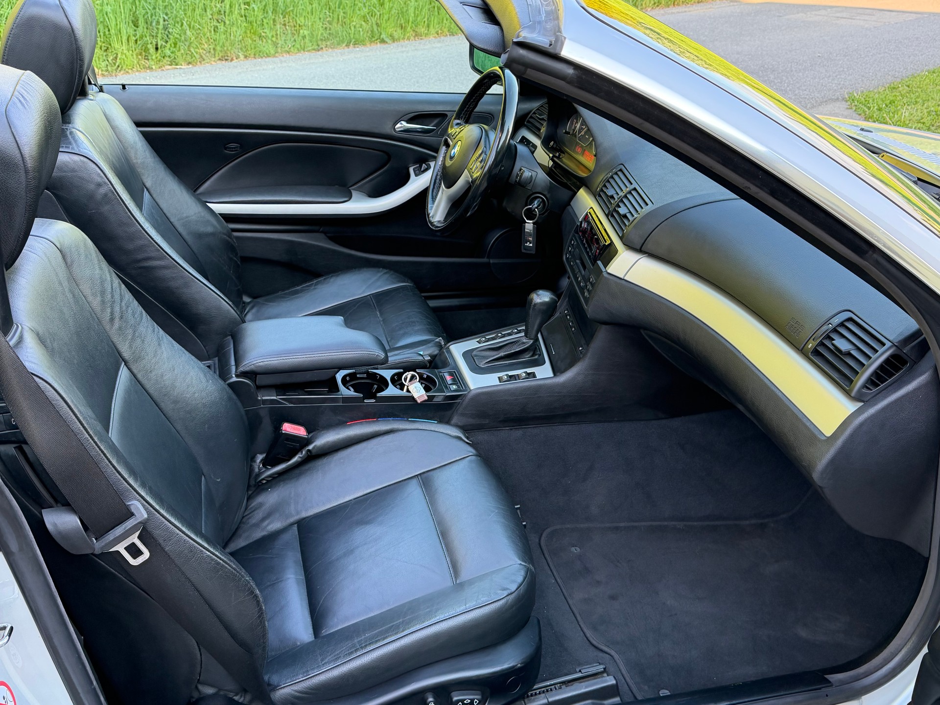 BMW 330Ci Cabriolet-image-11