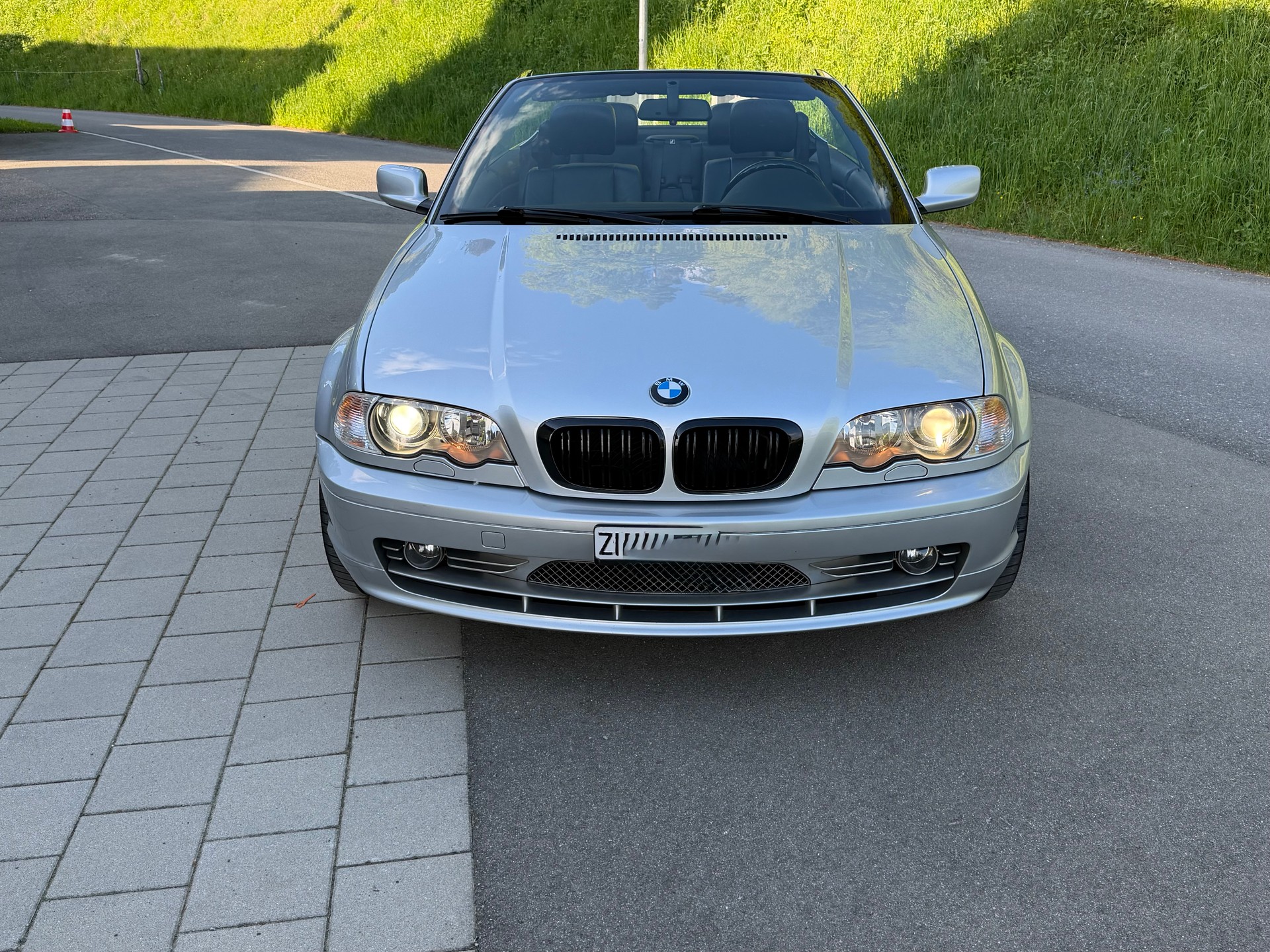 BMW 330Ci Cabriolet-showroom-element-1