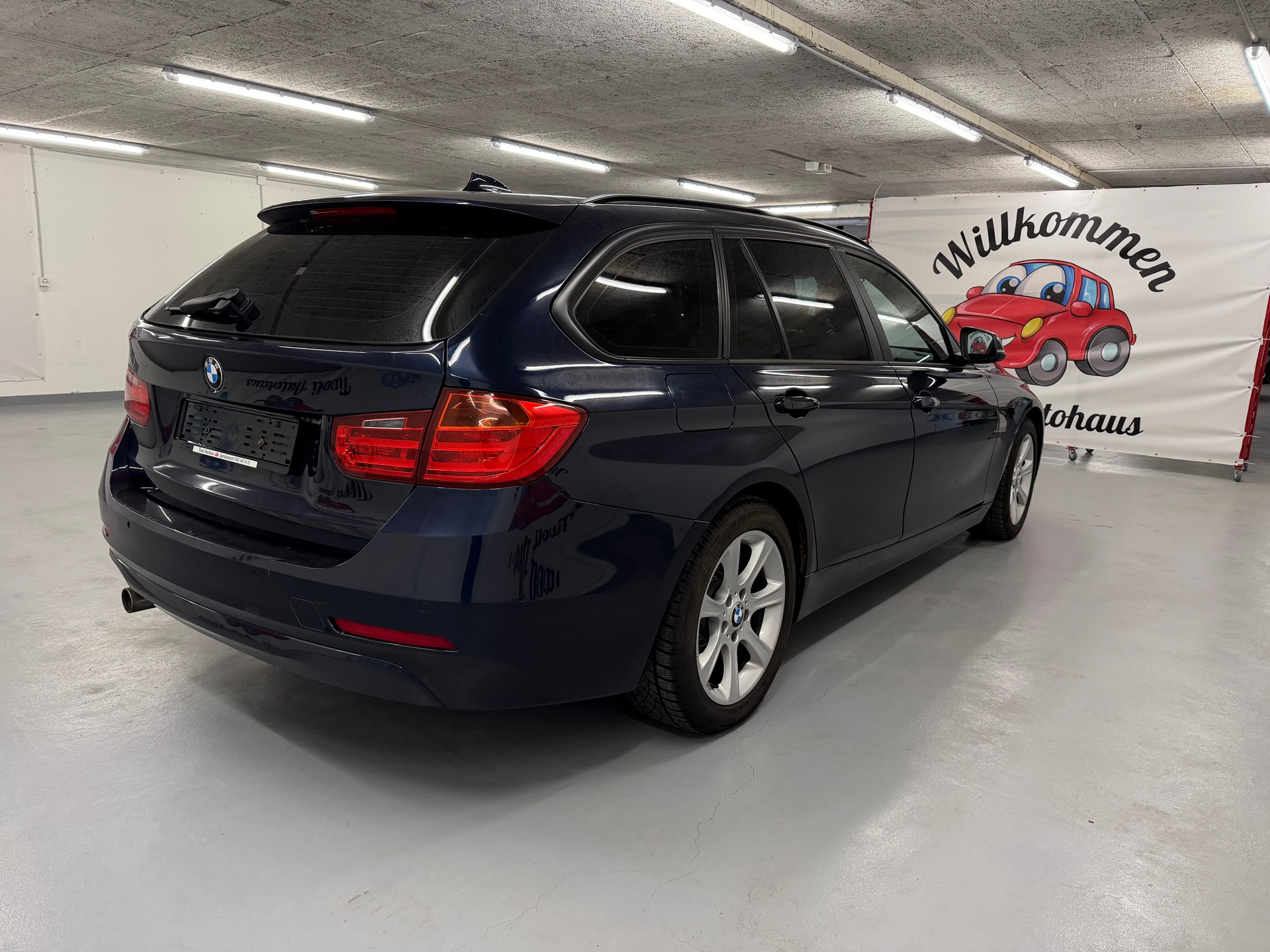 BMW 318d Touring Luxury Line-image-3