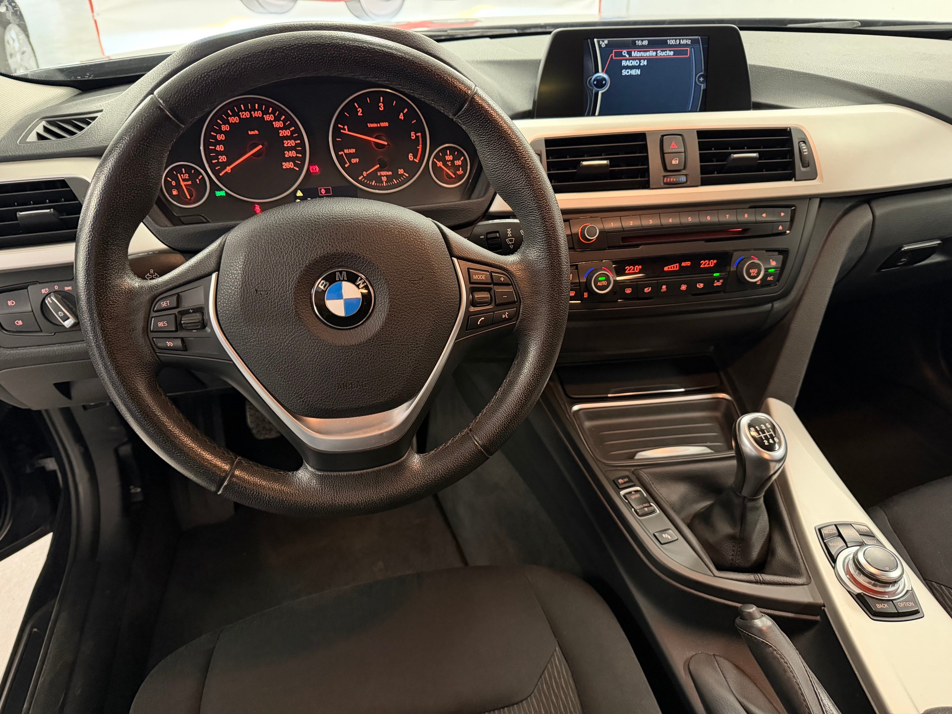 BMW 318d Touring Luxury Line-image-7