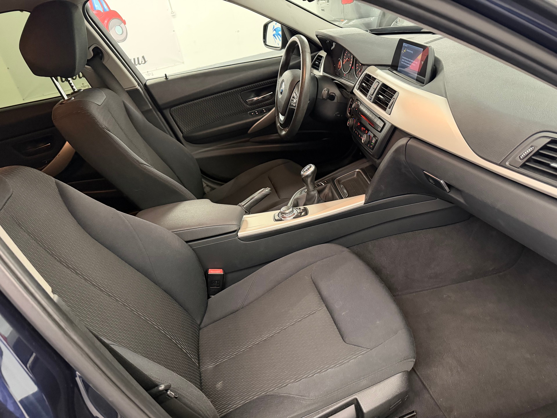 BMW 318d Touring Luxury Line-image-10