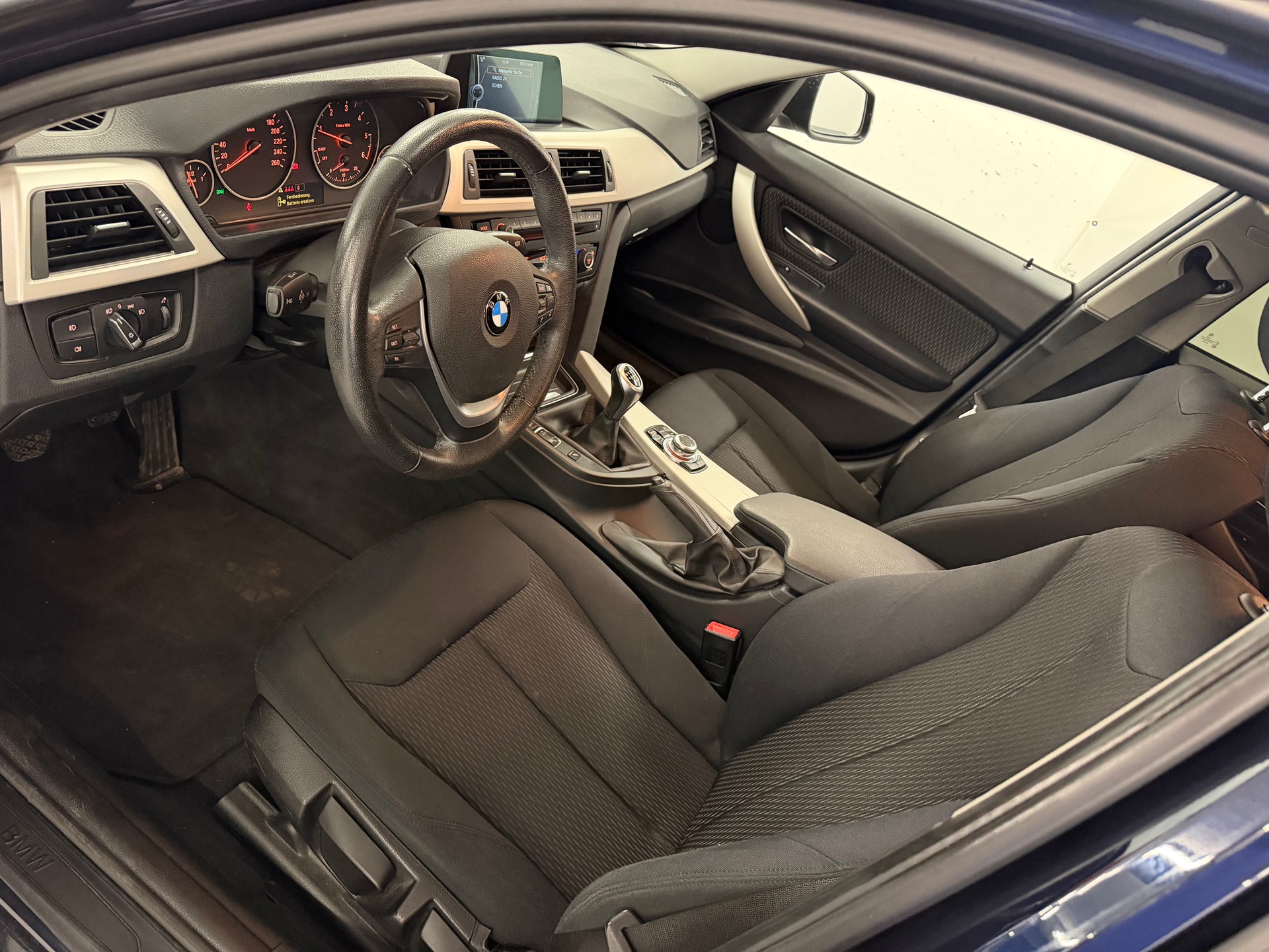 BMW 318d Touring Luxury Line-image-6