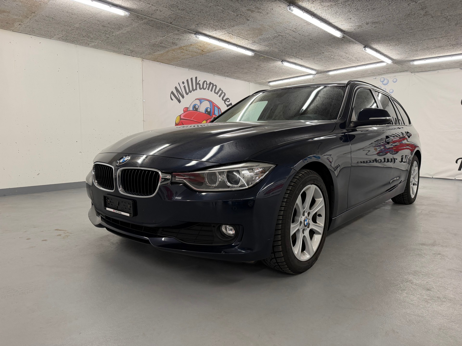 BMW 318d Touring Luxury Line-image-0