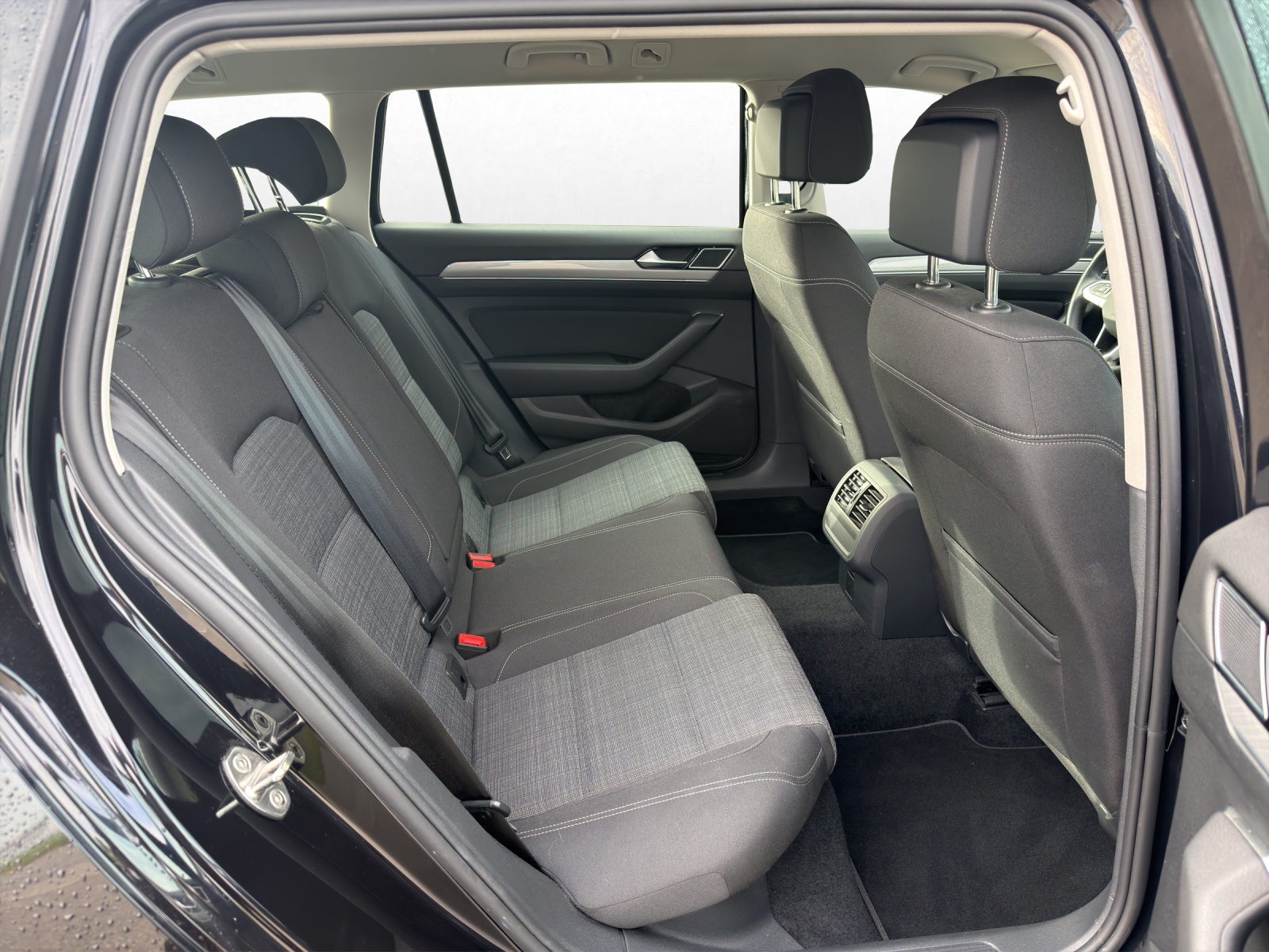 VW Passat 2.0 TDI BMT Business DSG-image-14