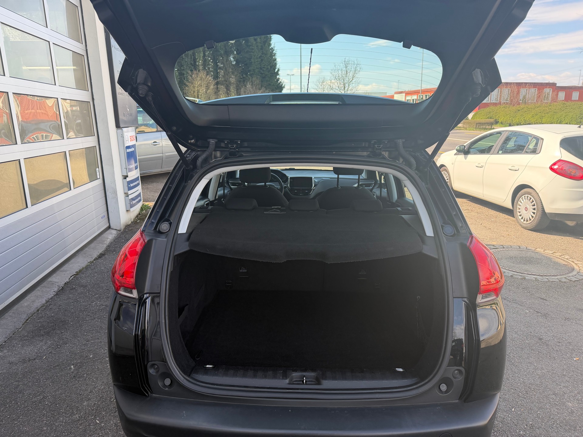 PEUGEOT 2008 1.2 PureTech Féline EAT6-image-10