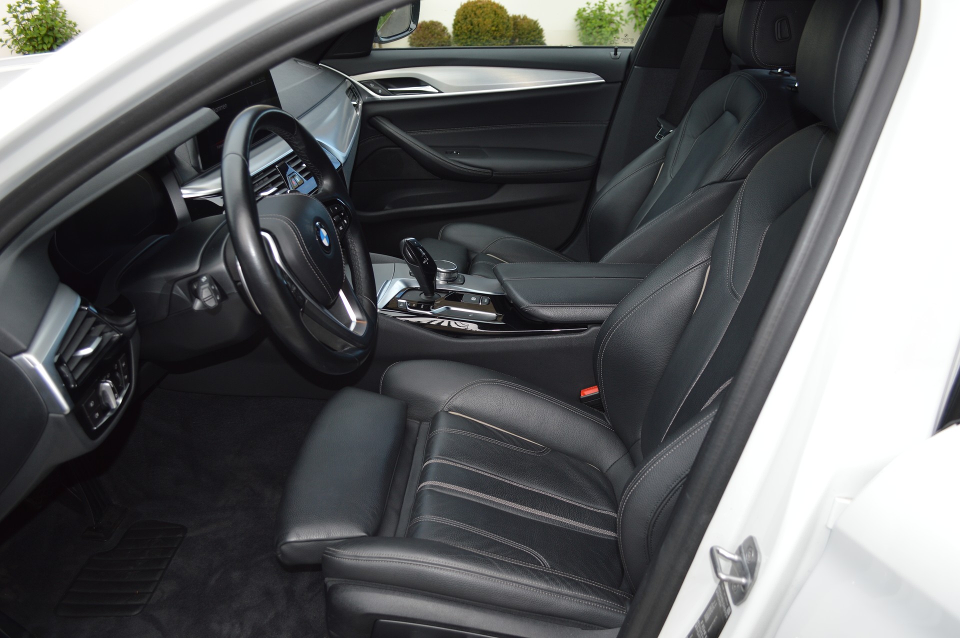 BMW 520d xDrive Essential Edition Steptronic-image-6