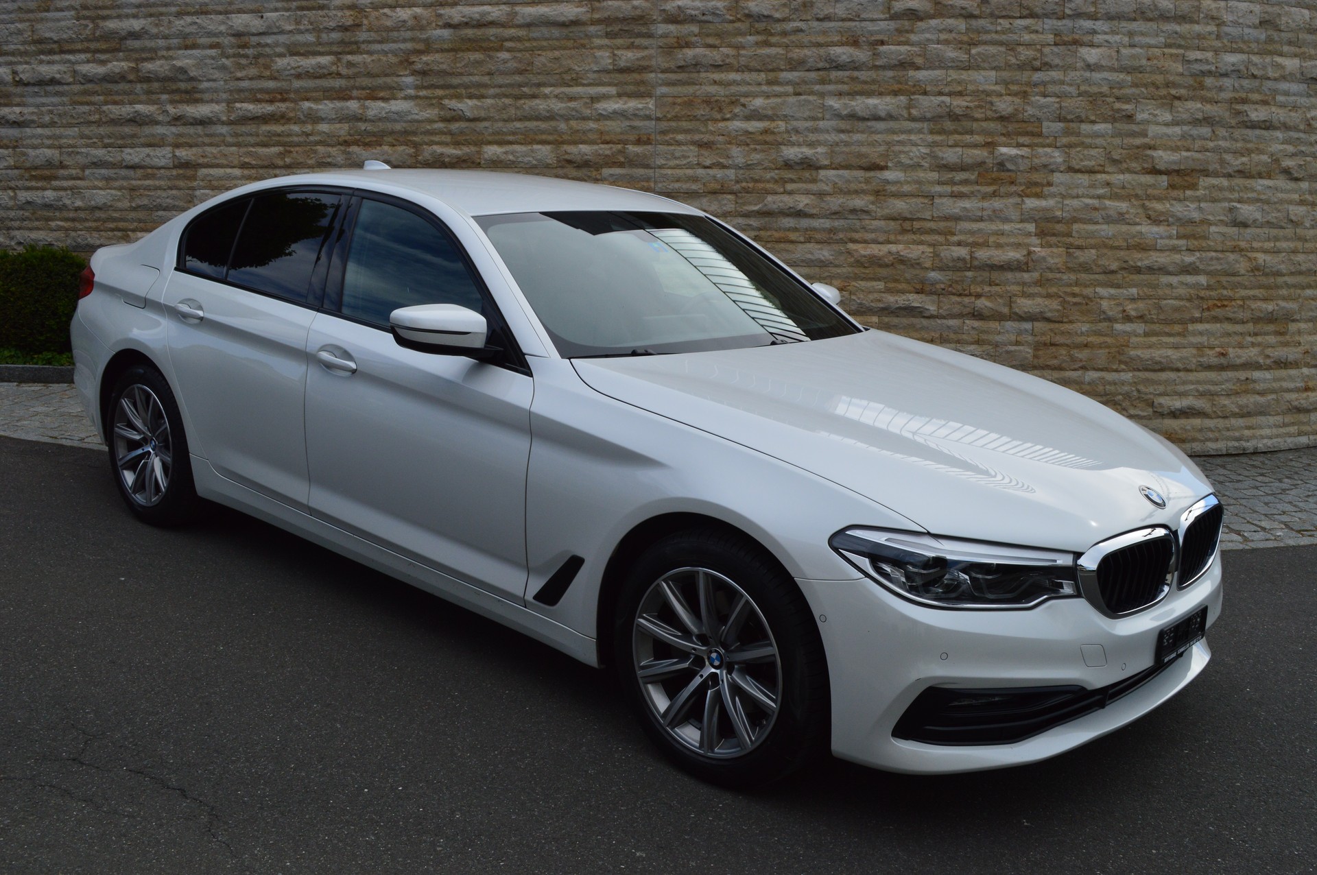 BMW 520d xDrive Essential Edition Steptronic-image-3