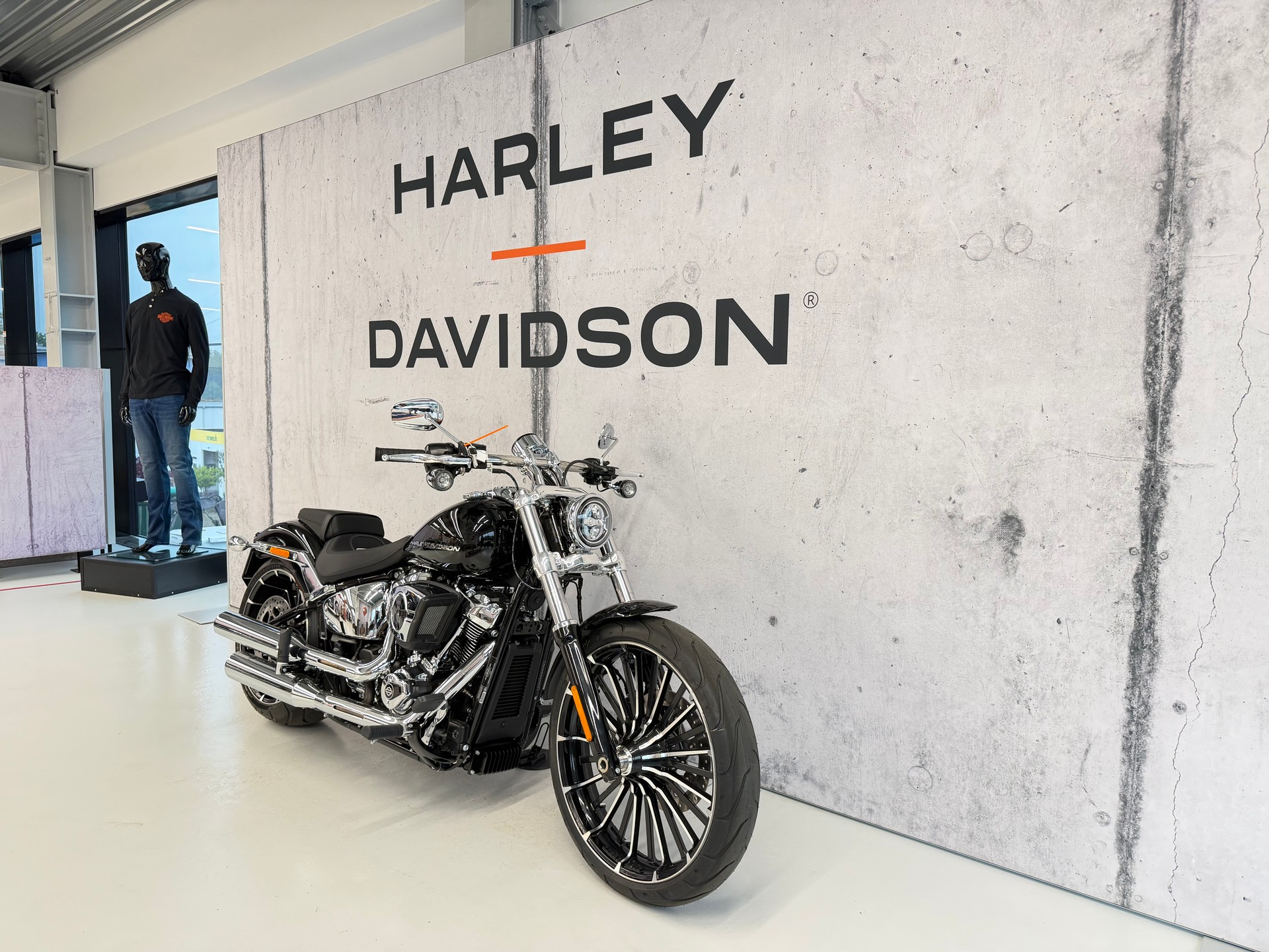 HARLEY-DAVIDSON FXBR Breakout 117-showroom-element-1