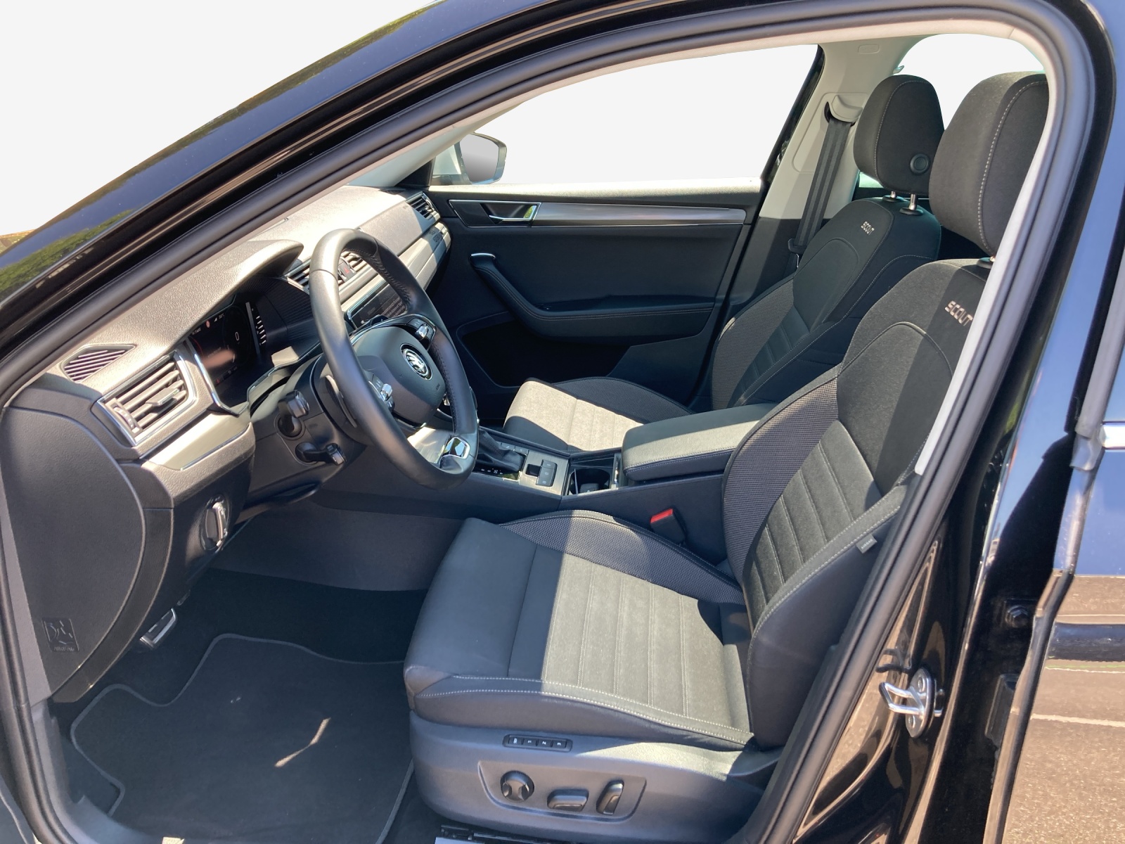 SKODA Superb 2.0 TDi Scout 4x4 DSG-image-7