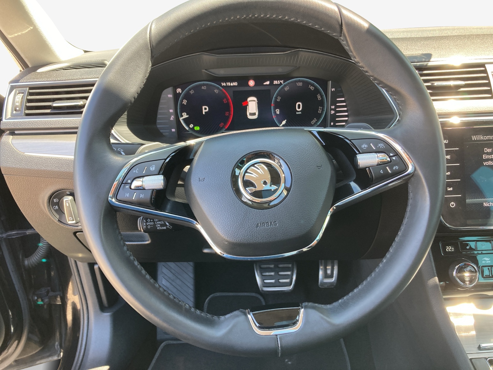 SKODA Superb 2.0 TDi Scout 4x4 DSG-image-9