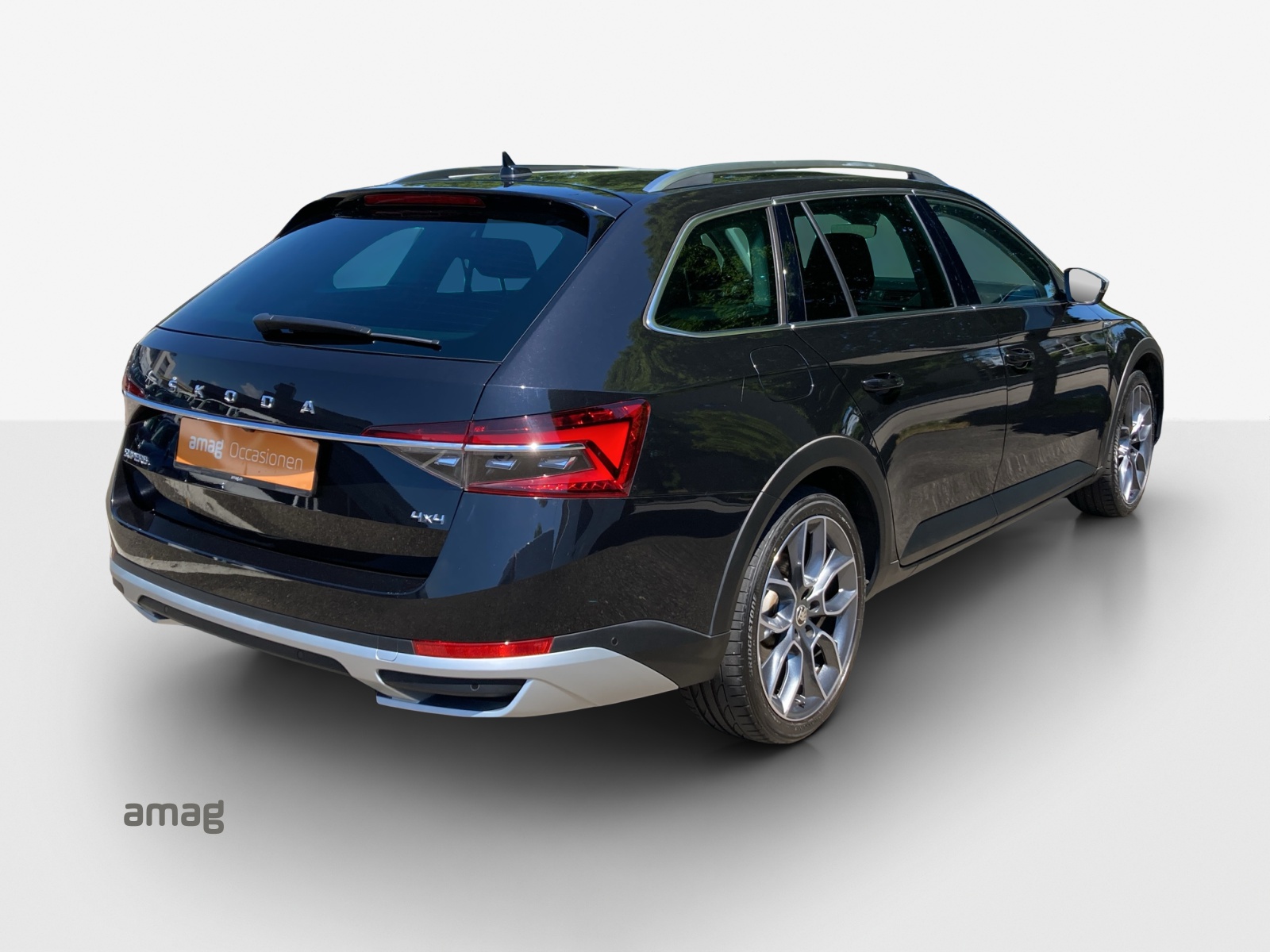 SKODA Superb 2.0 TDi Scout 4x4 DSG-image-4