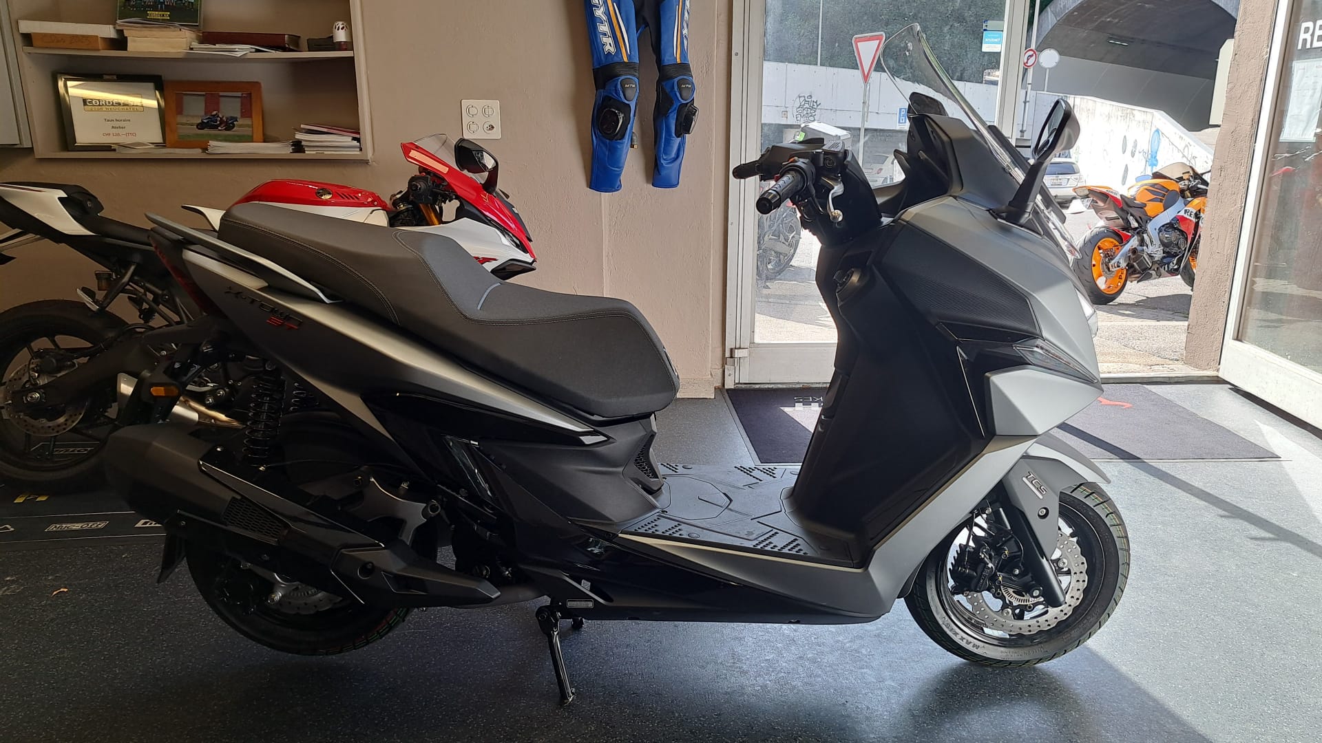 KYMCO SKY TOWN 250-showroom-element-2