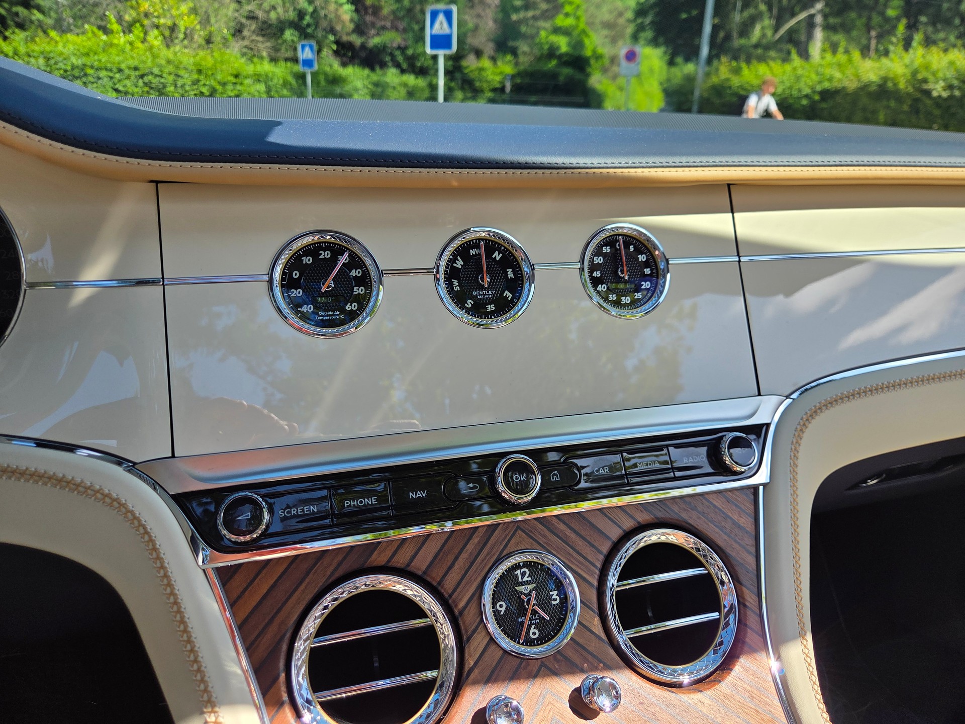 BENTLEY CONTINENTAL GTC AZURE-image-8
