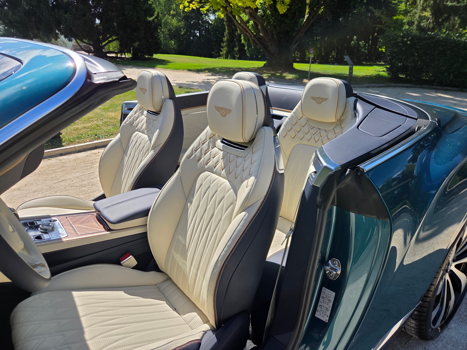 BENTLEY CONTINENTAL GTC AZURE-image-4