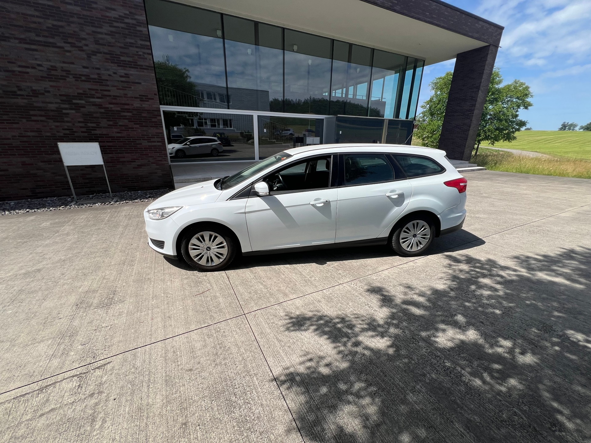 FORD Focus 1.6i VCT Trend PowerShift-image-2