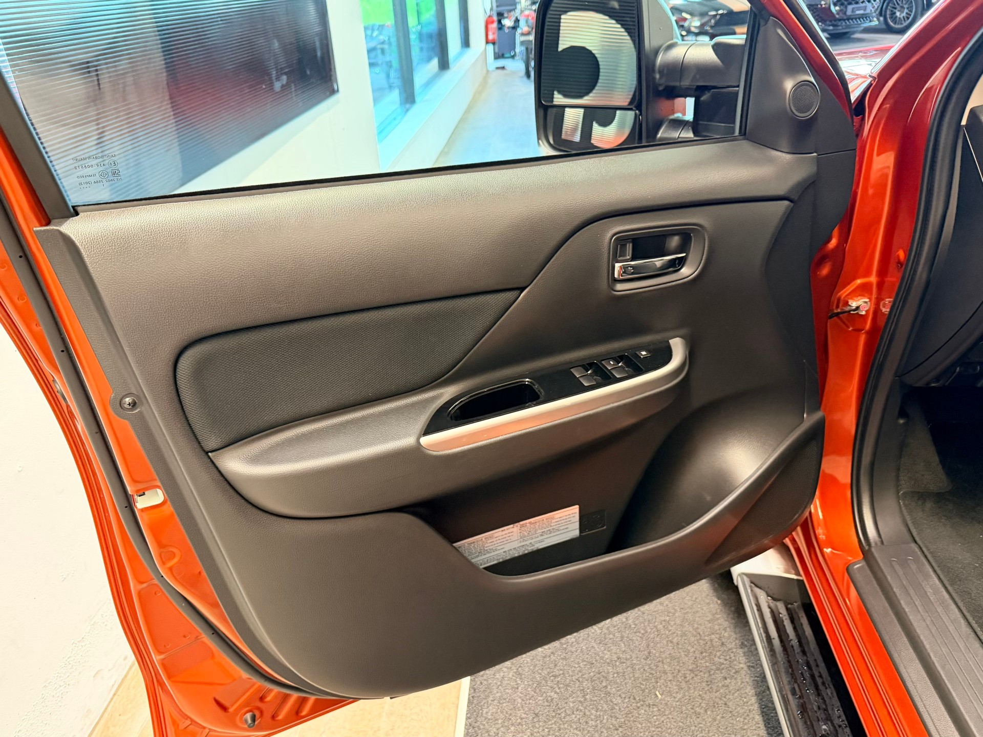 MITSUBISHI L 200 2.2 Style+ Double Cab Automat-image-12