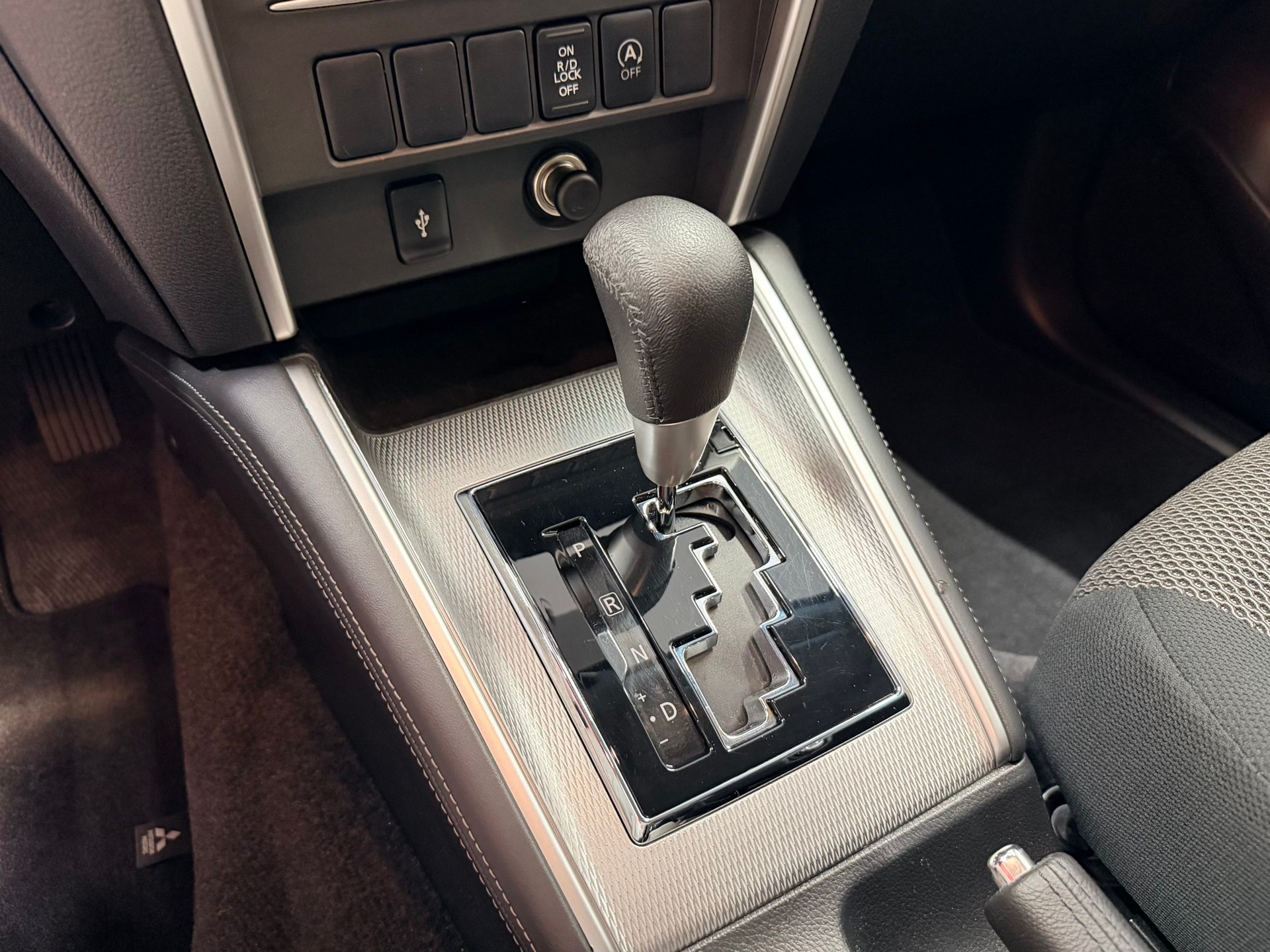 MITSUBISHI L 200 2.2 Style+ Double Cab Automat-image-21