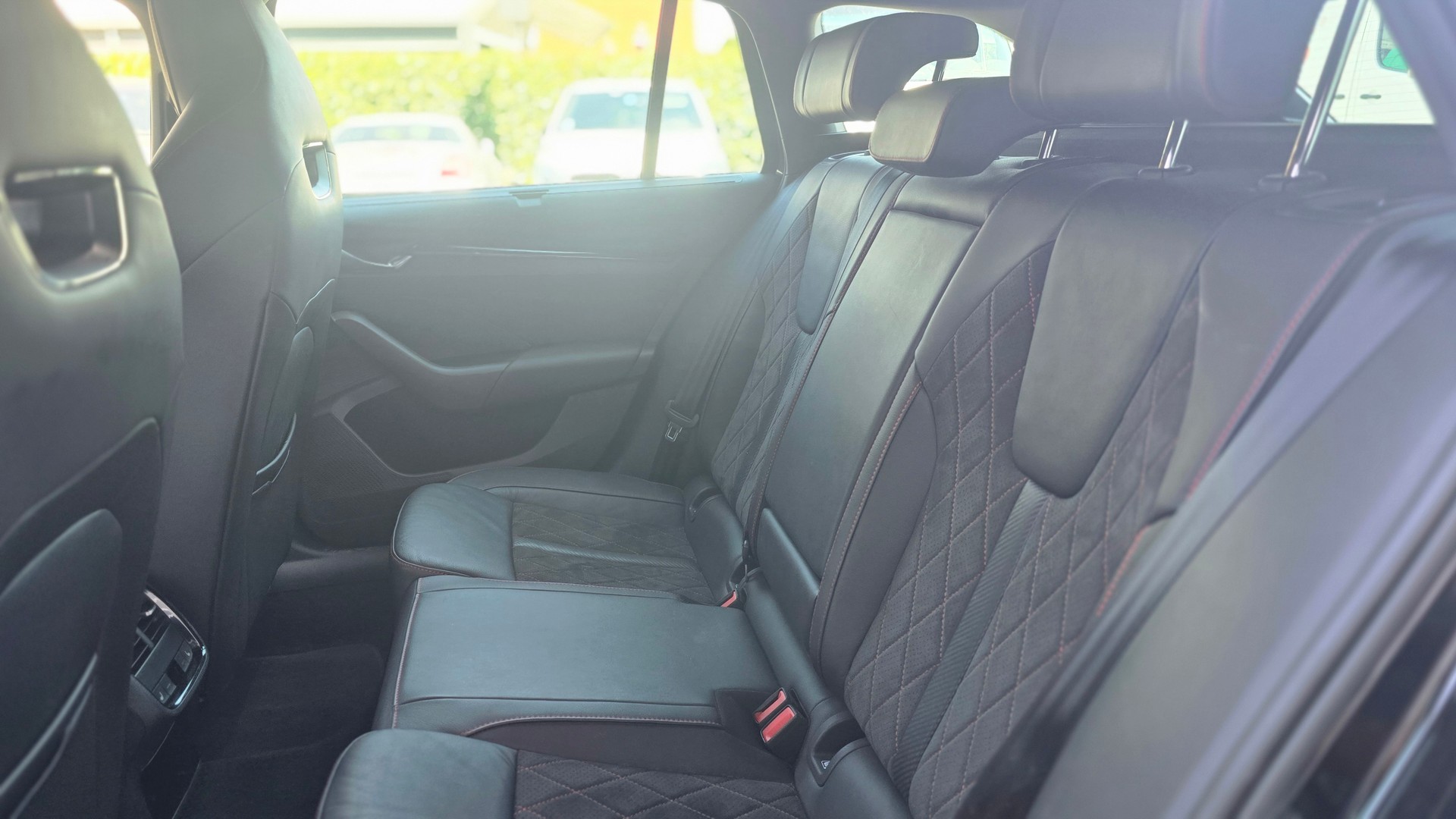 SKODA Octavia Combi 2.0 TDI DSG Style 4x4-image-9