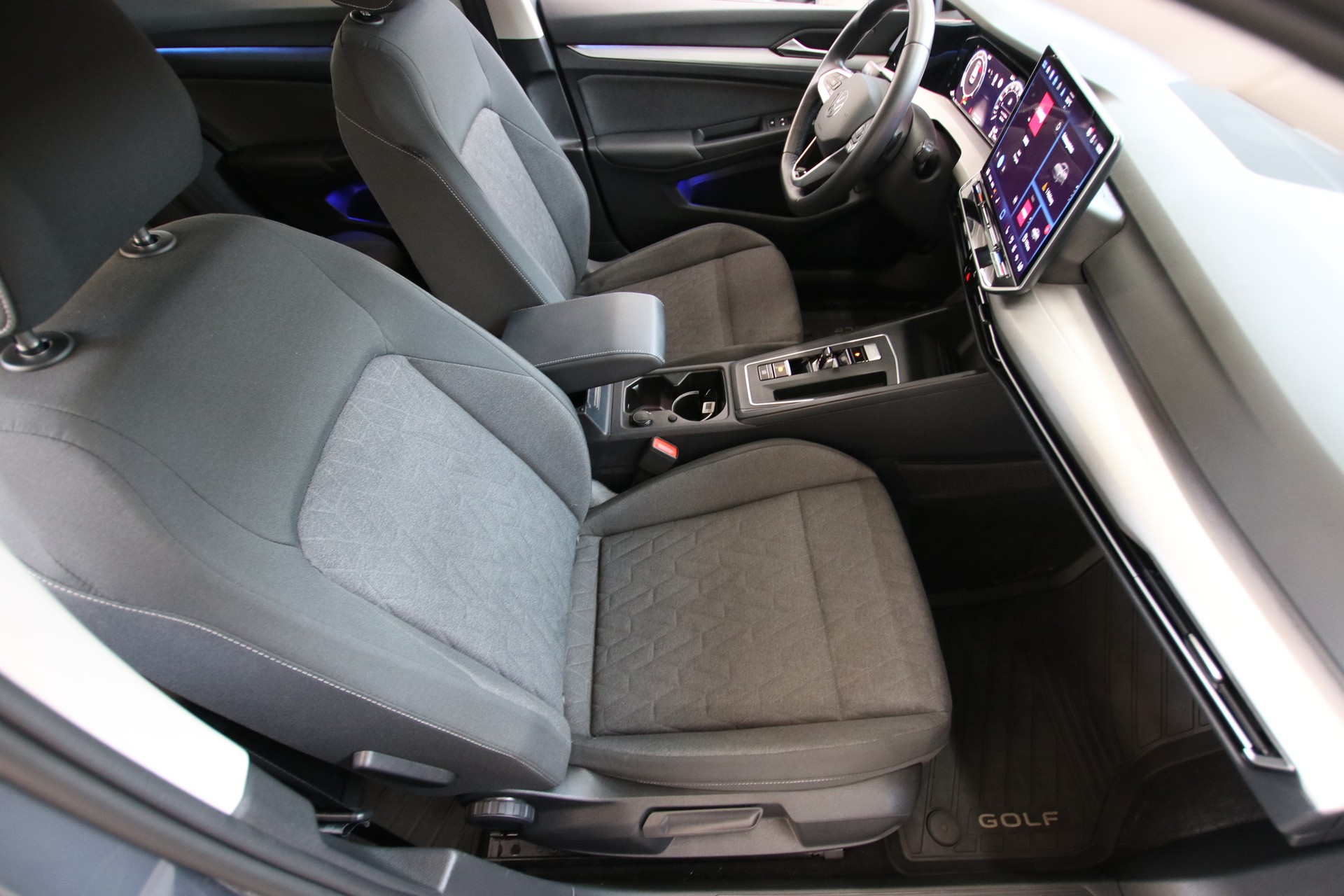 VW Golf 1.5 e TSI mHEV Live Plus DSG-image-12