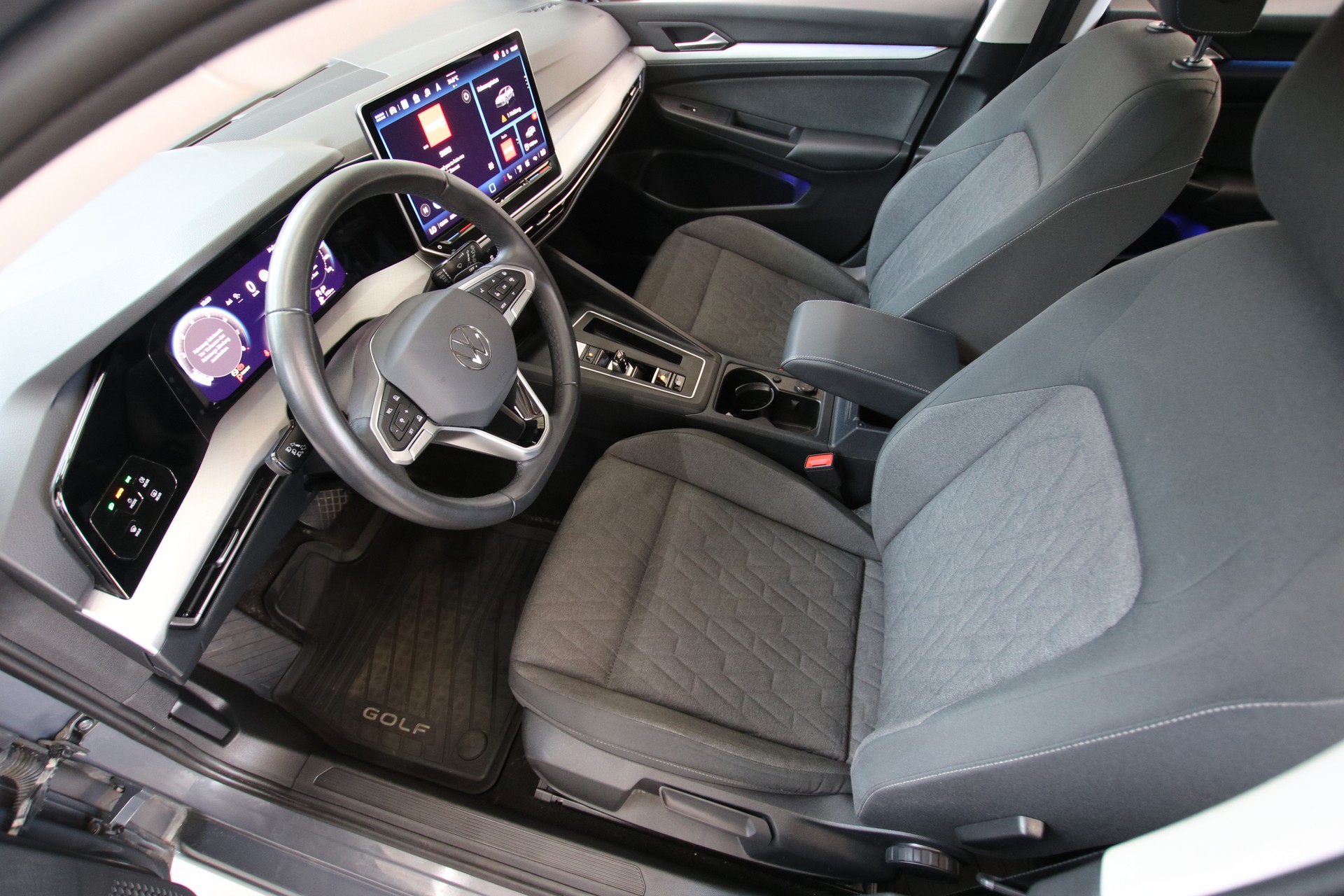 VW Golf 1.5 e TSI mHEV Live Plus DSG-image-11