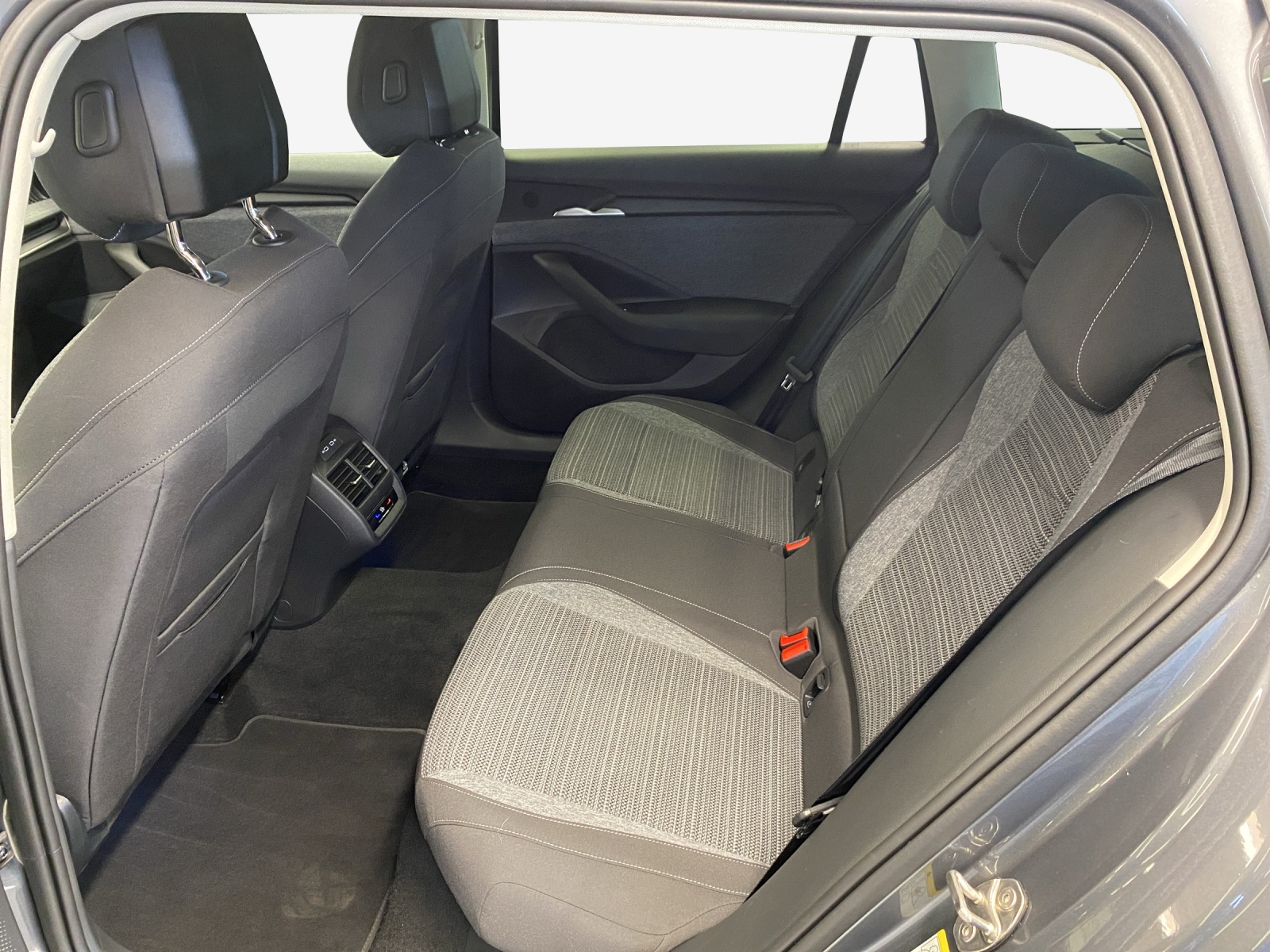 SKODA Superb Combi 2.0 TDi Selection 4x4 DSG-image-11