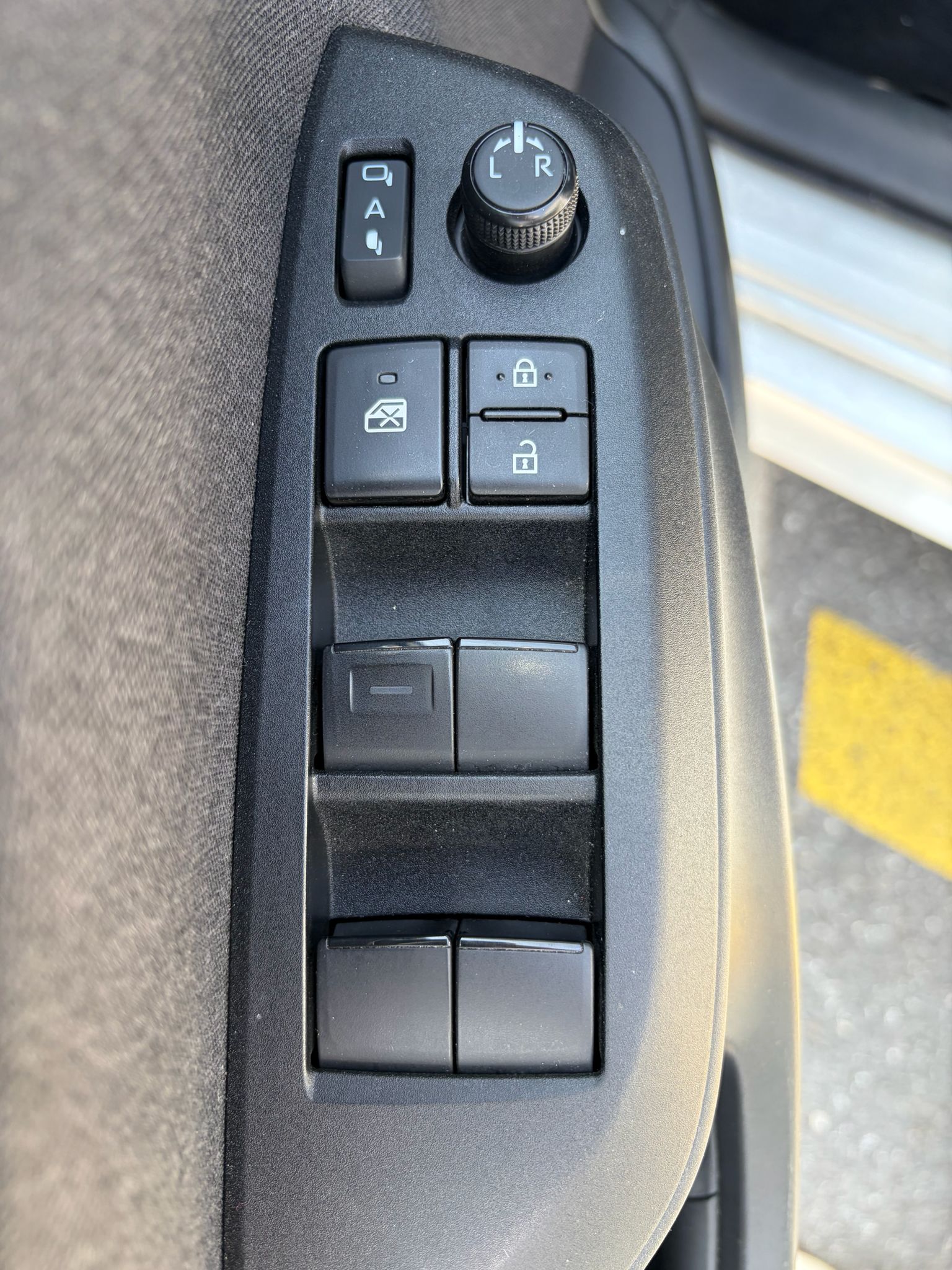 TOYOTA Yaris 1.5 Trend e-CVT-image-16