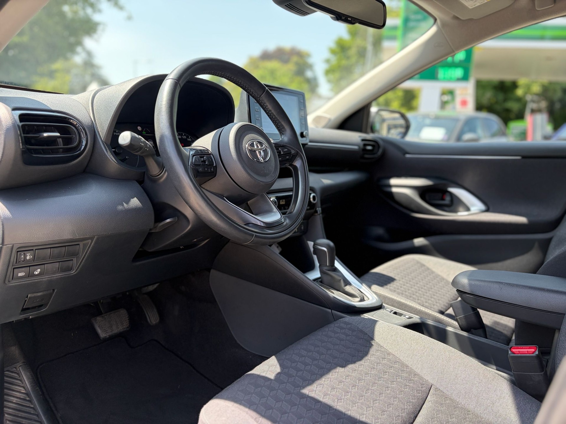 TOYOTA Yaris 1.5 Trend e-CVT-image-7