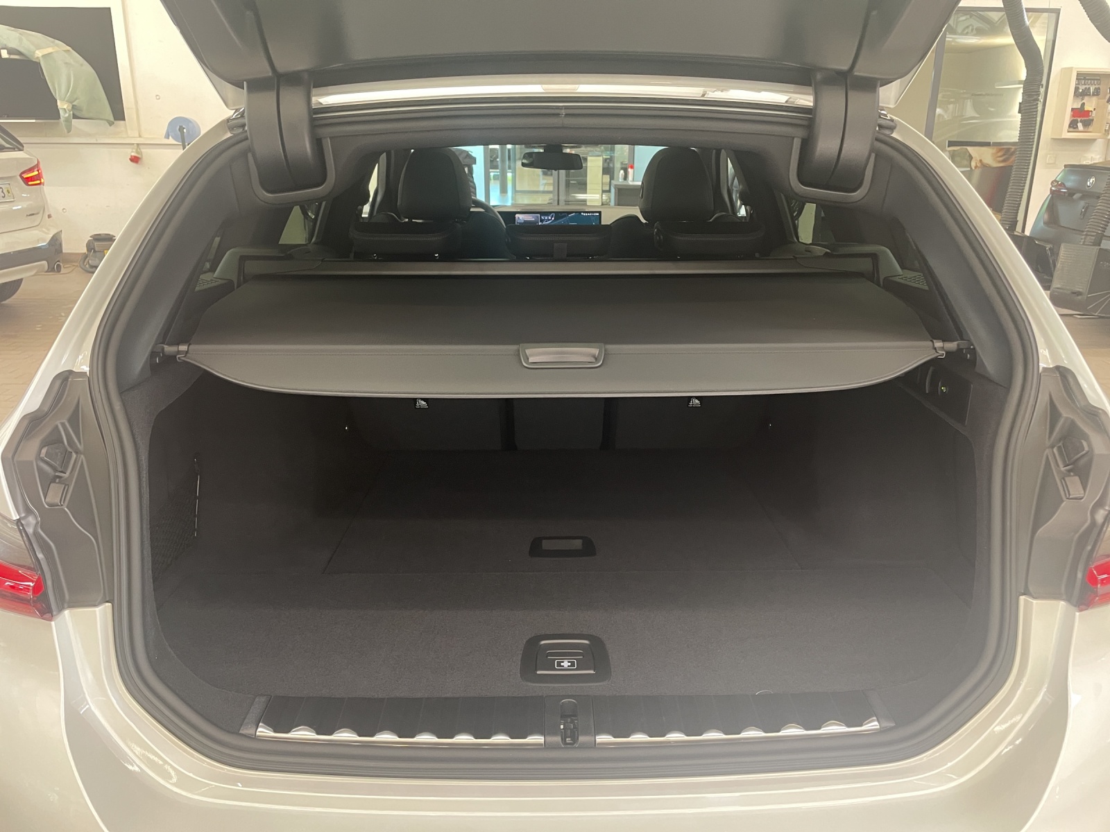 BMW 330i xDrive SAG Touring-image-14
