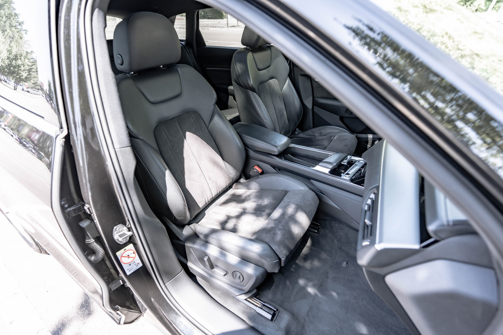 AUDI e-tron 55 Advanced quattro * FRISCH AB MFK & SERVICE * NEUE REIFEN * SOH 91,3 % *-image-21