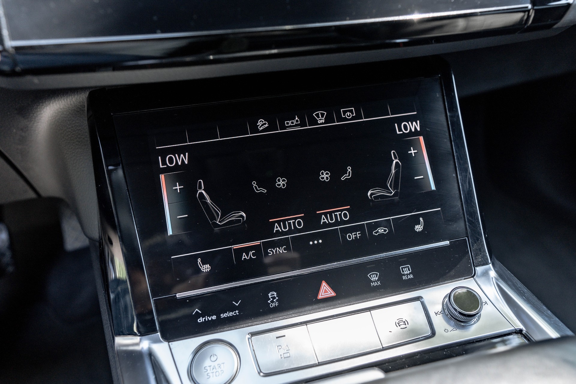AUDI e-tron 55 Advanced quattro * FRISCH AB MFK & SERVICE * NEUE REIFEN * SOH 91,3 % *-image-19