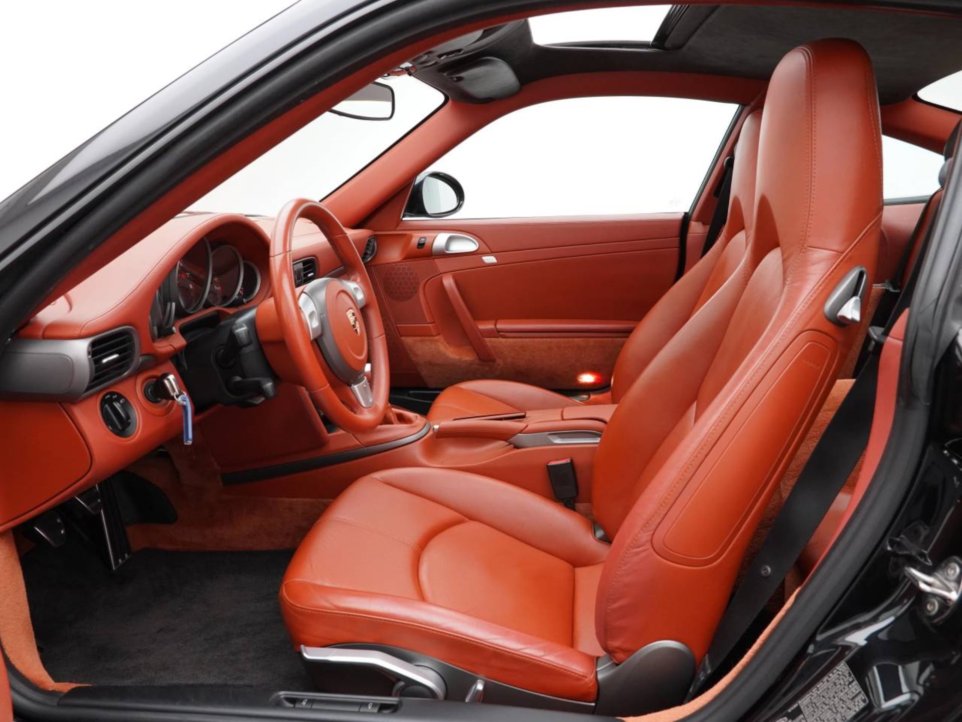 PORSCHE 911 Carrera Coupé-image-4