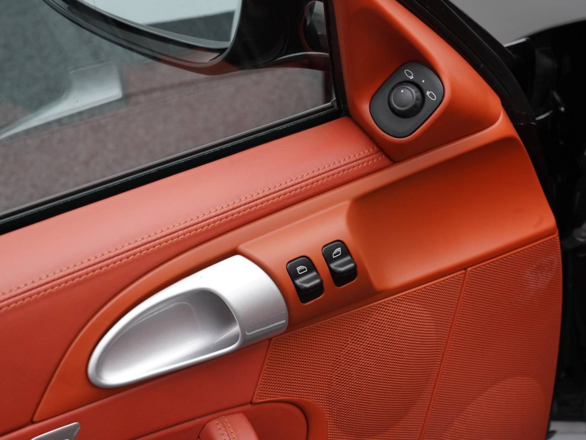 PORSCHE 911 Carrera Coupé-image-21