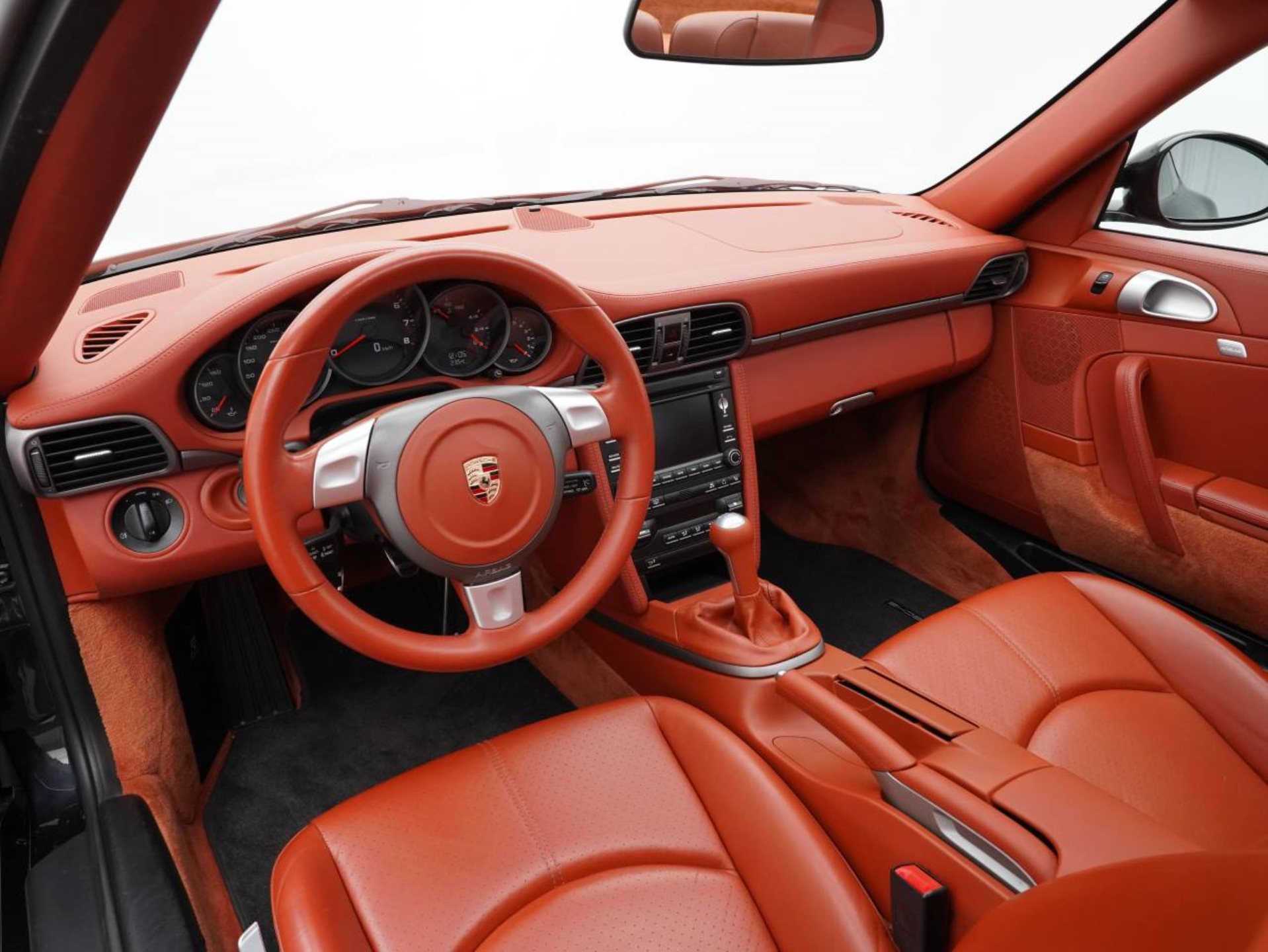 PORSCHE 911 Carrera Coupé-image-14